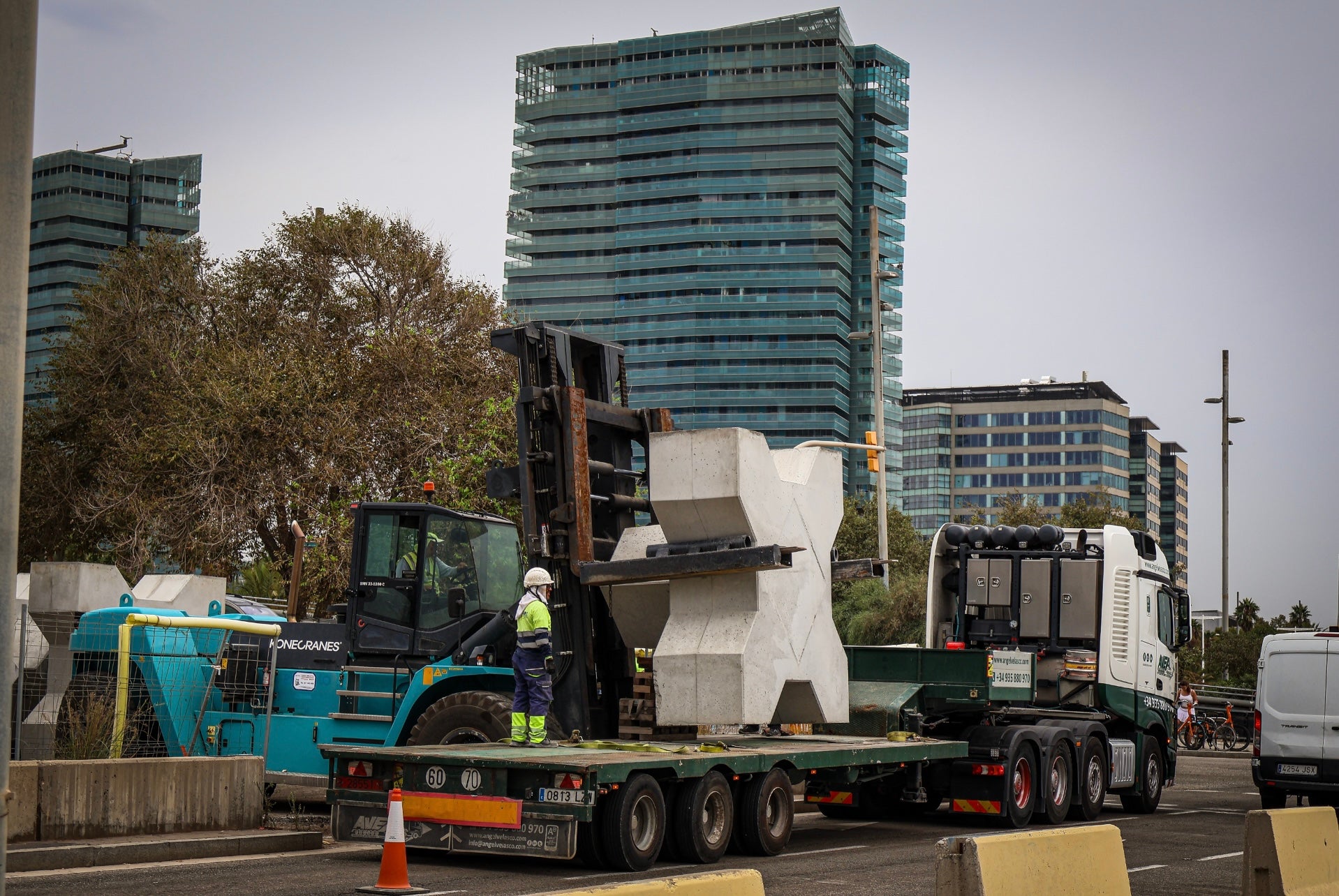 Imatge de les obres de reurbanització del tram central del Passeig Marítim de la Mar Bella, entre el carrer Bac de Roda i la Plataforma Marina del Fòrum. / Marta Cardenal