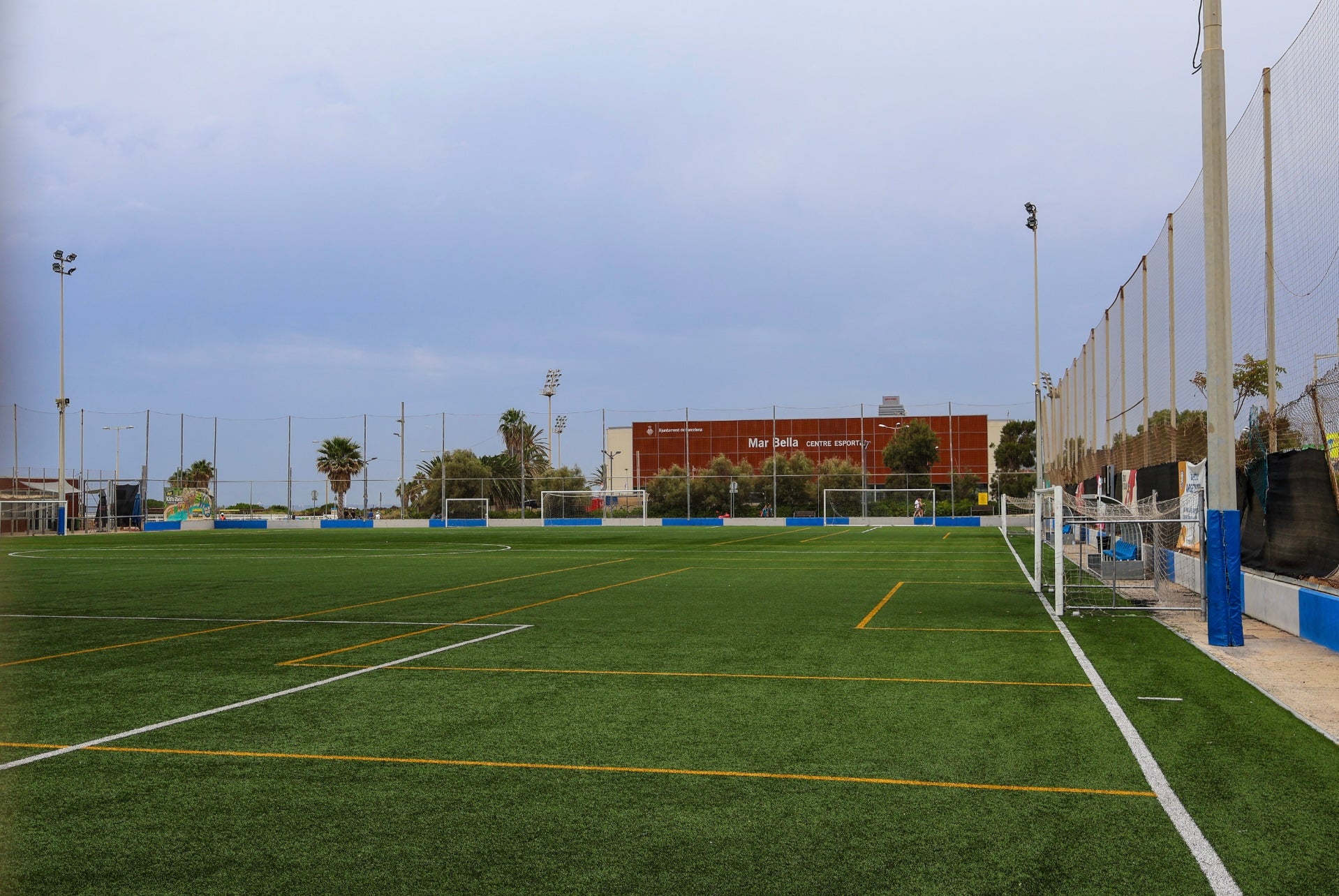 El camp de futbol de Can Aranyó-Agapito Fernández, a la Mar Bella, que es traslladarà en un futur a la plataforma marina / Marta Cardenal