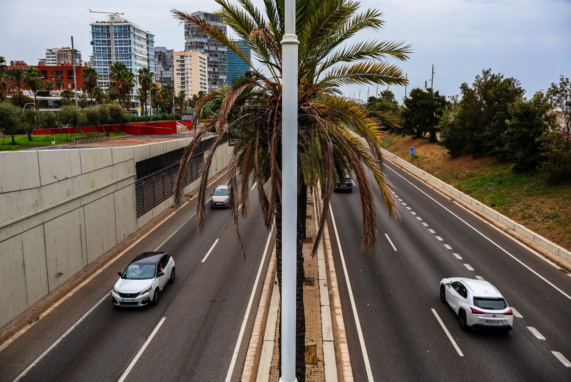 Vista de la circulació de la Ronda del Litoral. / Marta Cardenal