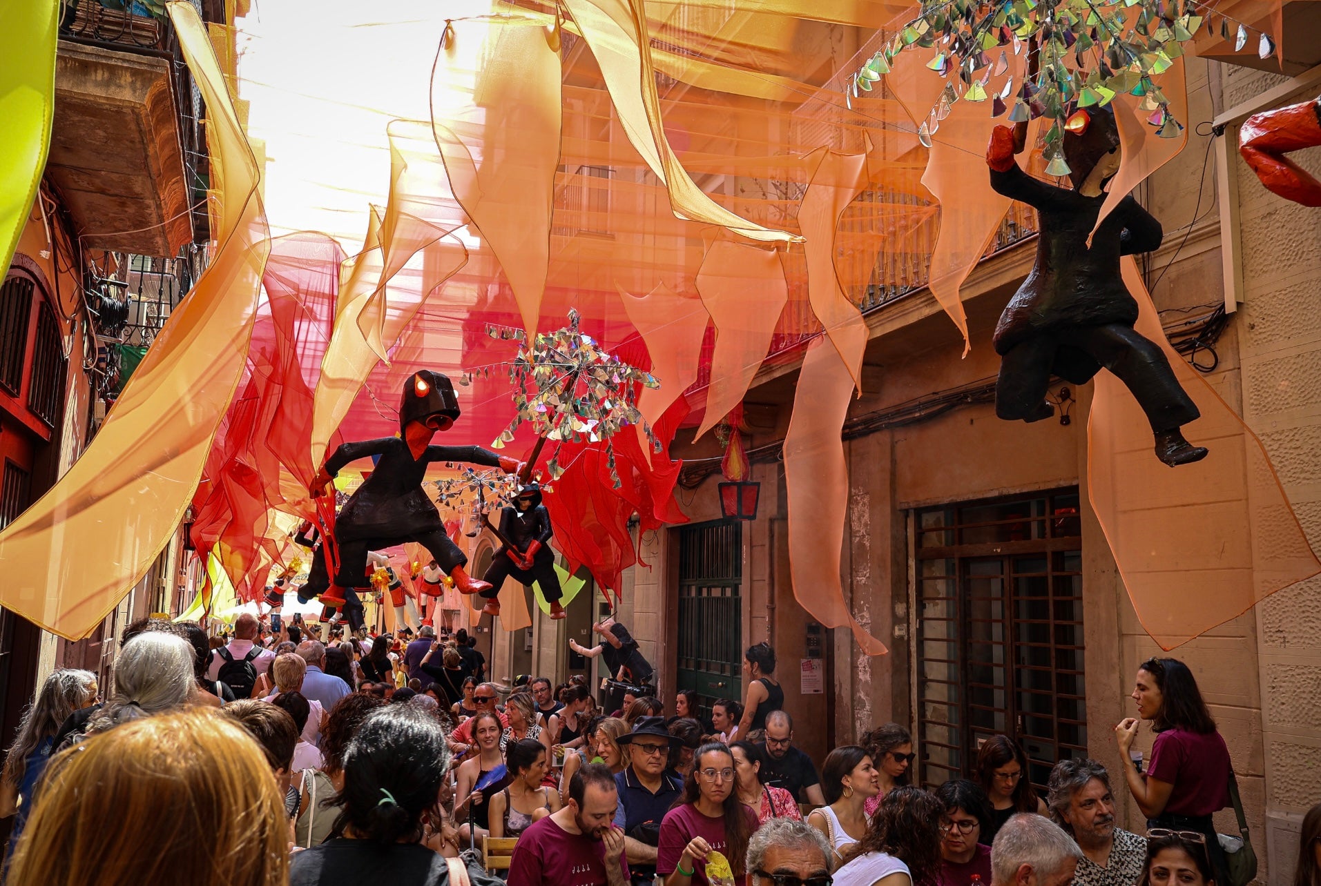 Festa Major de Gràcia. Els carrers guarnits de la Festa Major de Gràcia mostren la creativitat i l’esforç veïnal. / Marta Cardenal