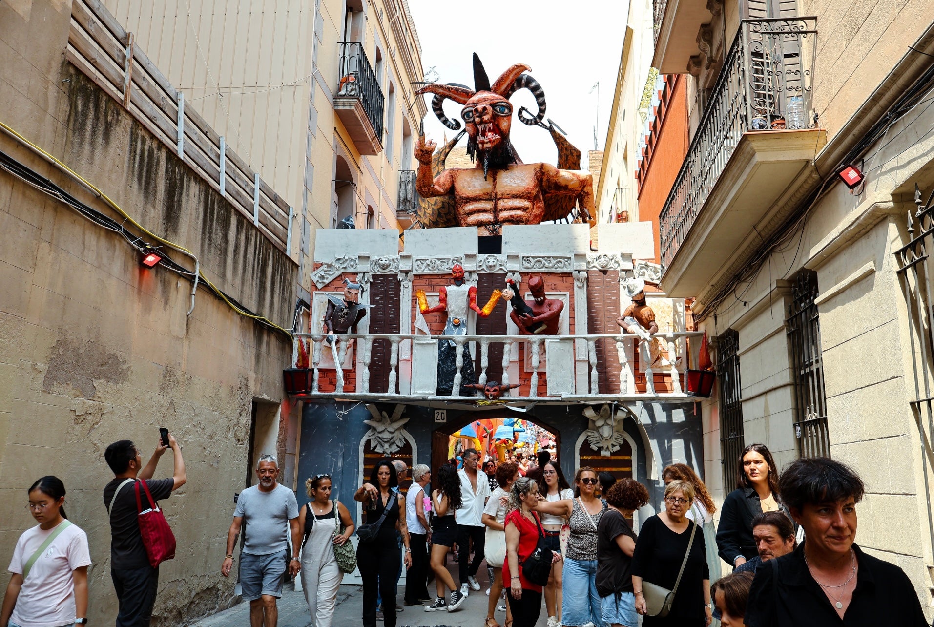 Las calles adornadas de la Festa Major de Gràcia muestran la creatividad y el esfuerzo vecinal / Marta Cardenal 