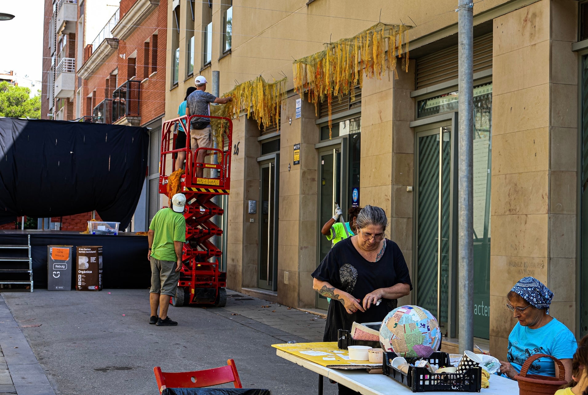 Festa Major de Sants. Els veïns es preparen per a l’inici de les Festes de Sants a Barcelona, omplint els carrers amb els primers decorats. / Marta Cardenal