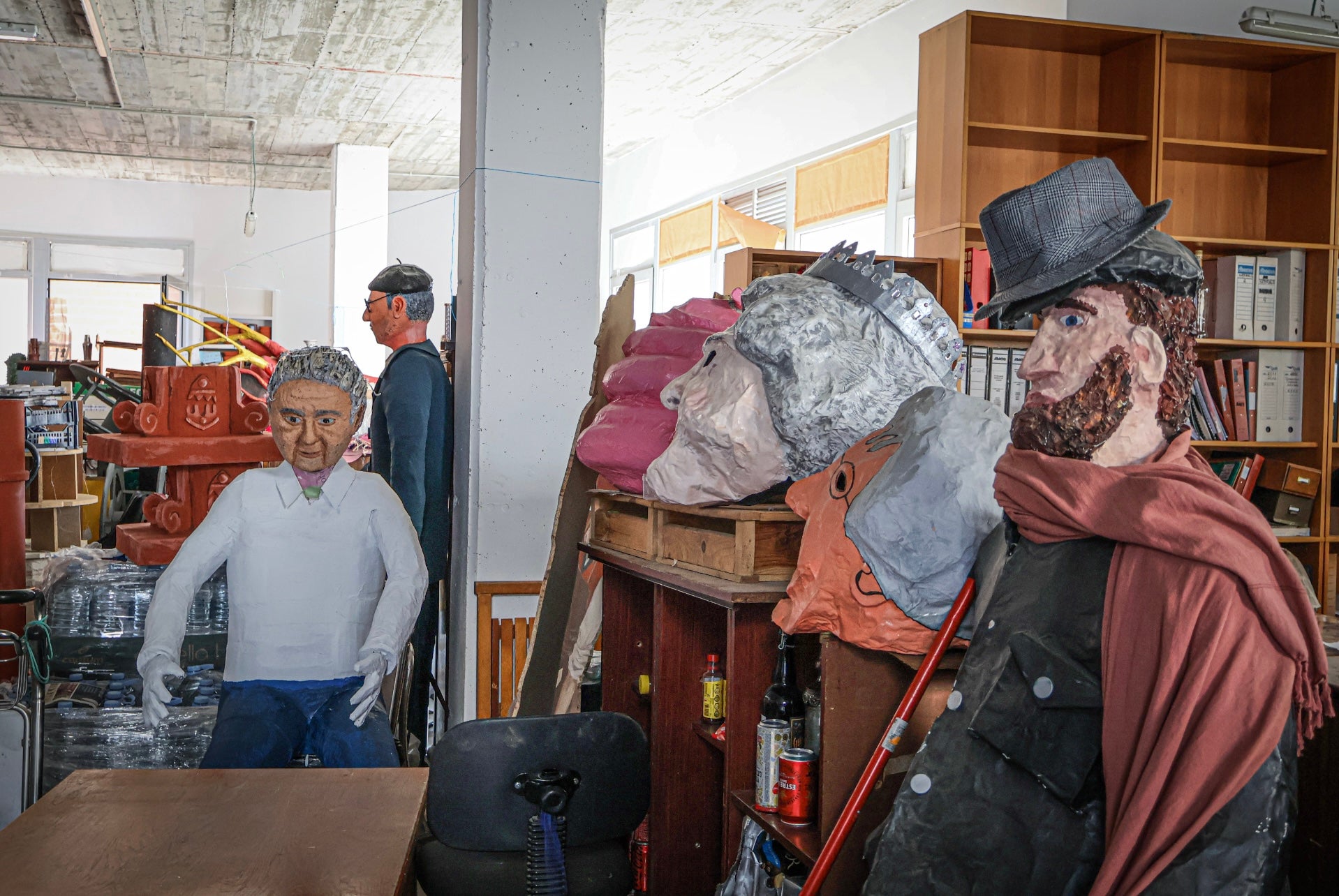 Festa Major de Sants. Els veïns es preparen per a l’inici de les Festes de Sants a Barcelona, omplint els carrers amb els primers decorats. / Marta Cardenal