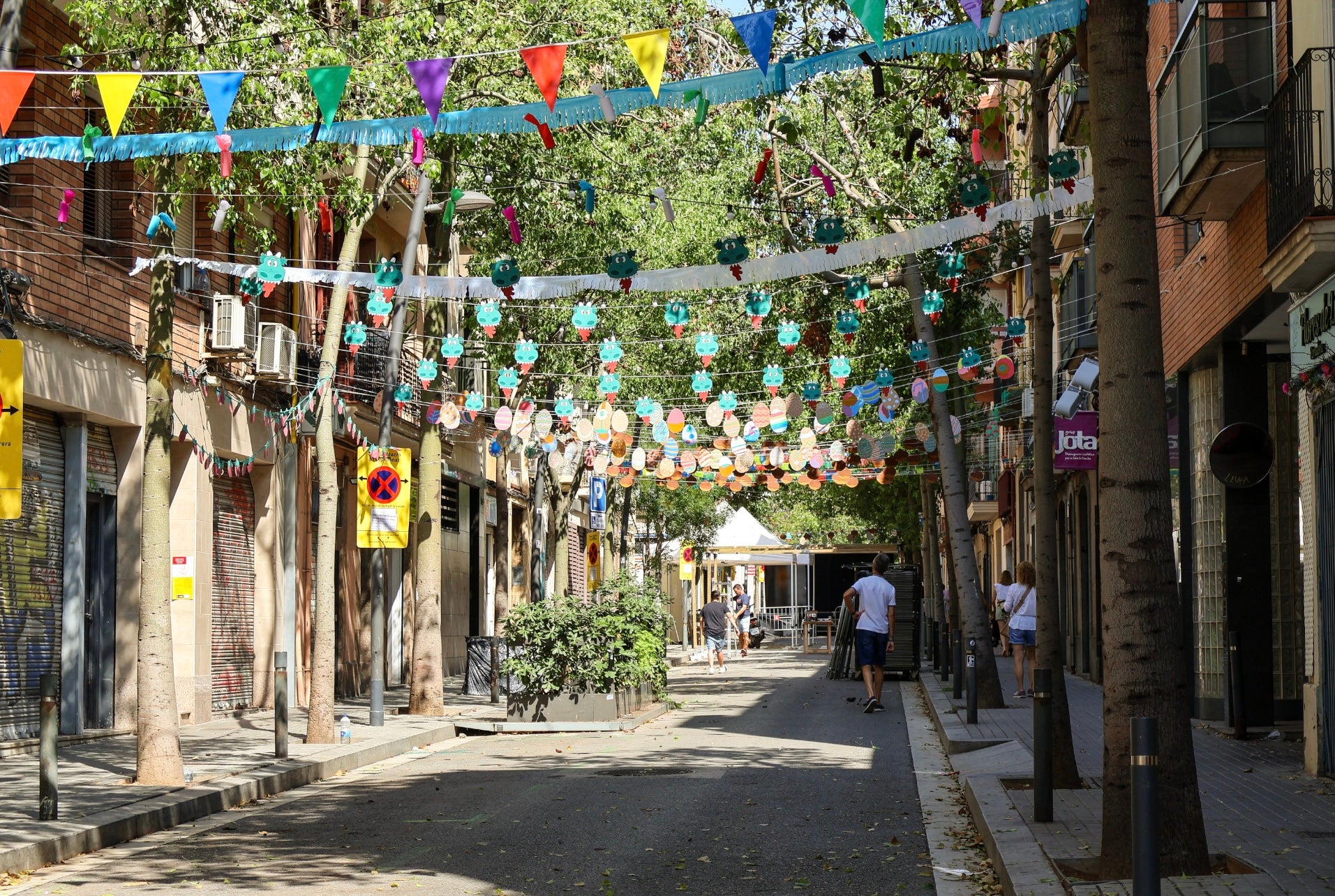 Fiesta Mayor de Sants. Los vecinos se preparan para el inicio de las Fiestas de Sants en Barcelona, llenando las calles con los primeros decorados. / Marta Cardenal 