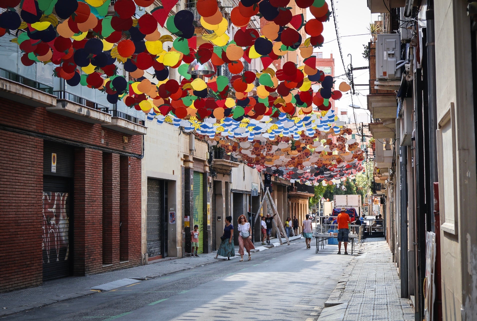 Fiesta Mayor de Sants. Los vecinos se preparan para el inicio de las Fiestas de Sants en Barcelona, llenando las calles con los primeros decorados / Marta Cardenal 