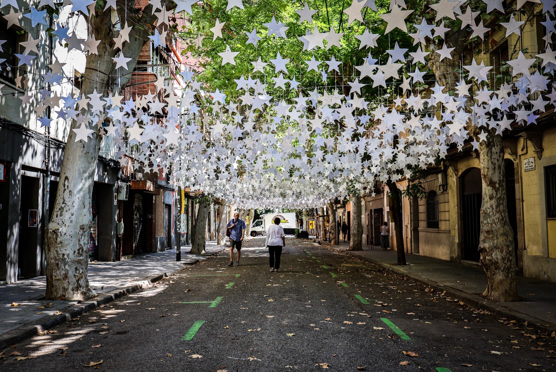 Festa Major de Sants. Els veïns es preparen per a l’inici de les Festes de Sants a Barcelona, omplint els carrers amb els primers decorats. / Marta Cardenal