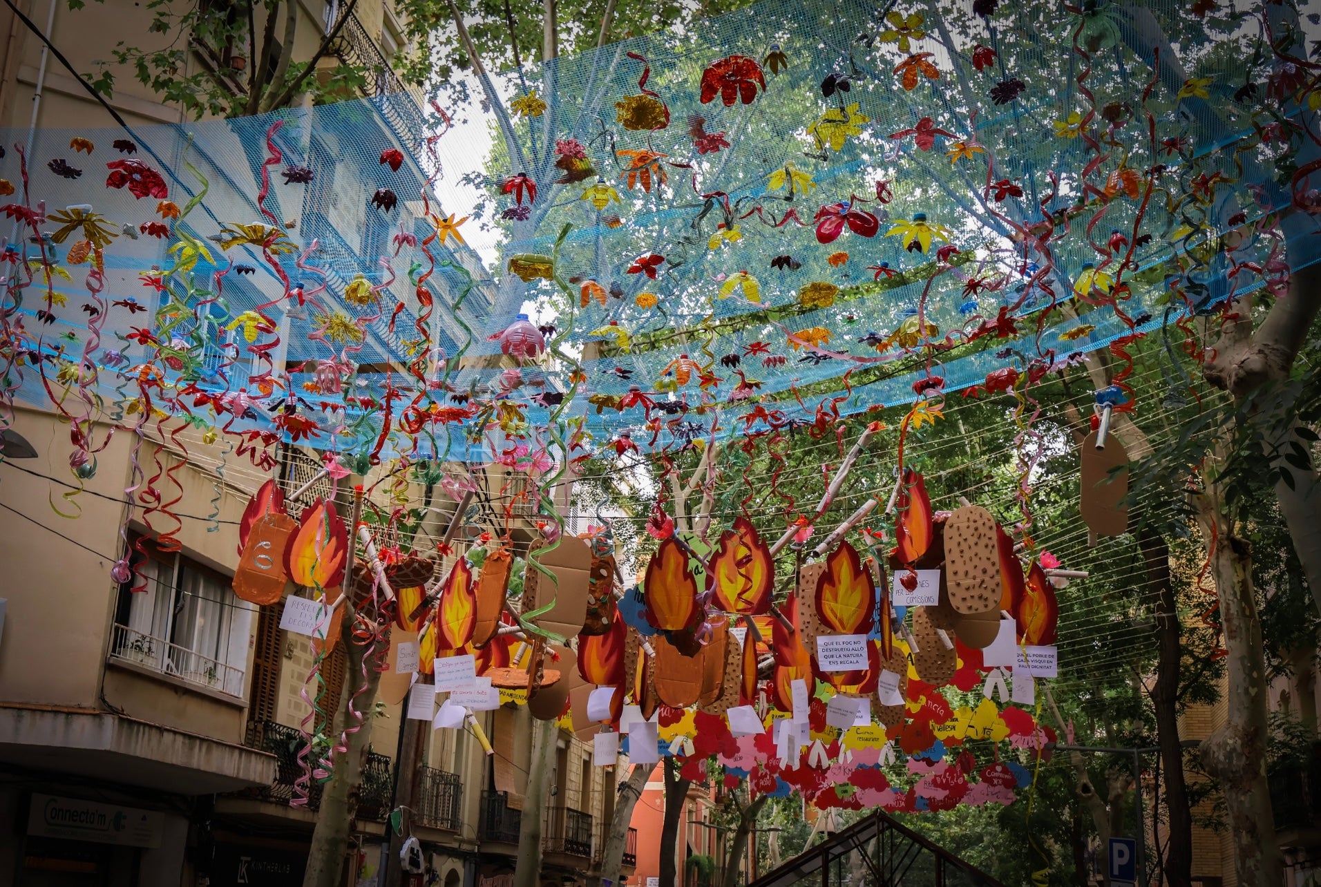 Festa Major de Sants. Las calles decoradas de Sants ilustran la implicación vecinal en una de las celebraciones más emblemáticas del verano barcelonés. / Marta Cardenal
