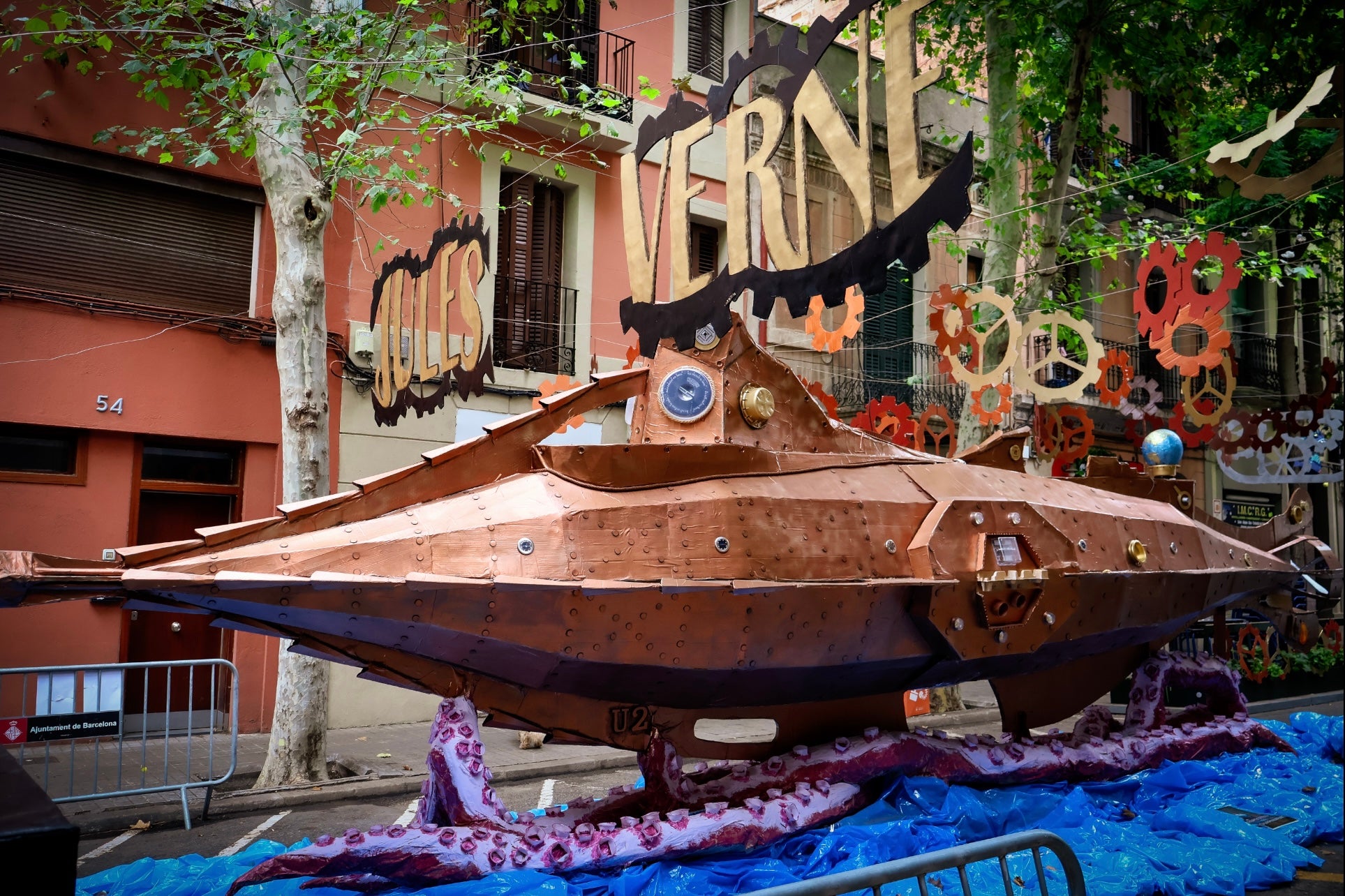 Festa Major de Sants. Las calles decoradas de Sants ilustran la implicación vecinal en una de las celebraciones más emblemáticas del verano barcelonés. / Marta Cardenal 