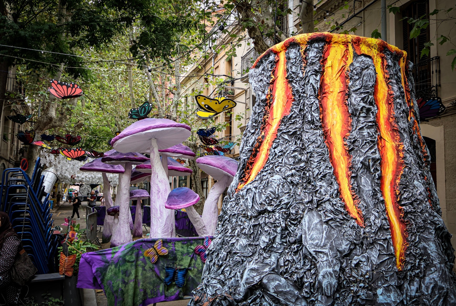 Festa Major de Sants. Els carrers decorats de Sants il·lustren la implicació veïnal en una de les celebracions més emblemàtiques de l’estiu barceloní. / Marta Cardenal
