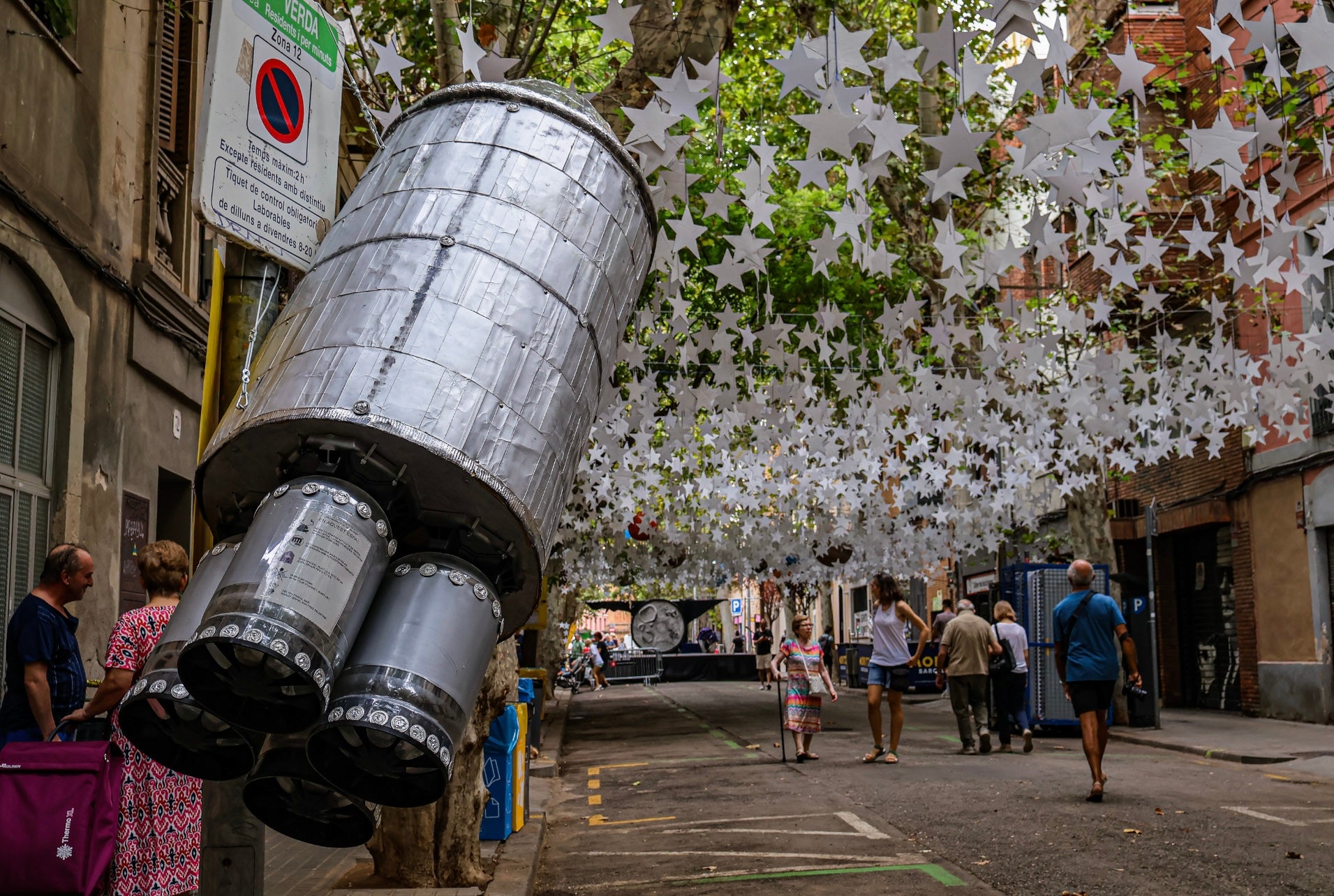 Festa Major de Sants. Els carrers decorats de Sants il·lustren la implicació veïnal en una de les celebracions més emblemàtiques de l’estiu barceloní. / Marta Cardenal