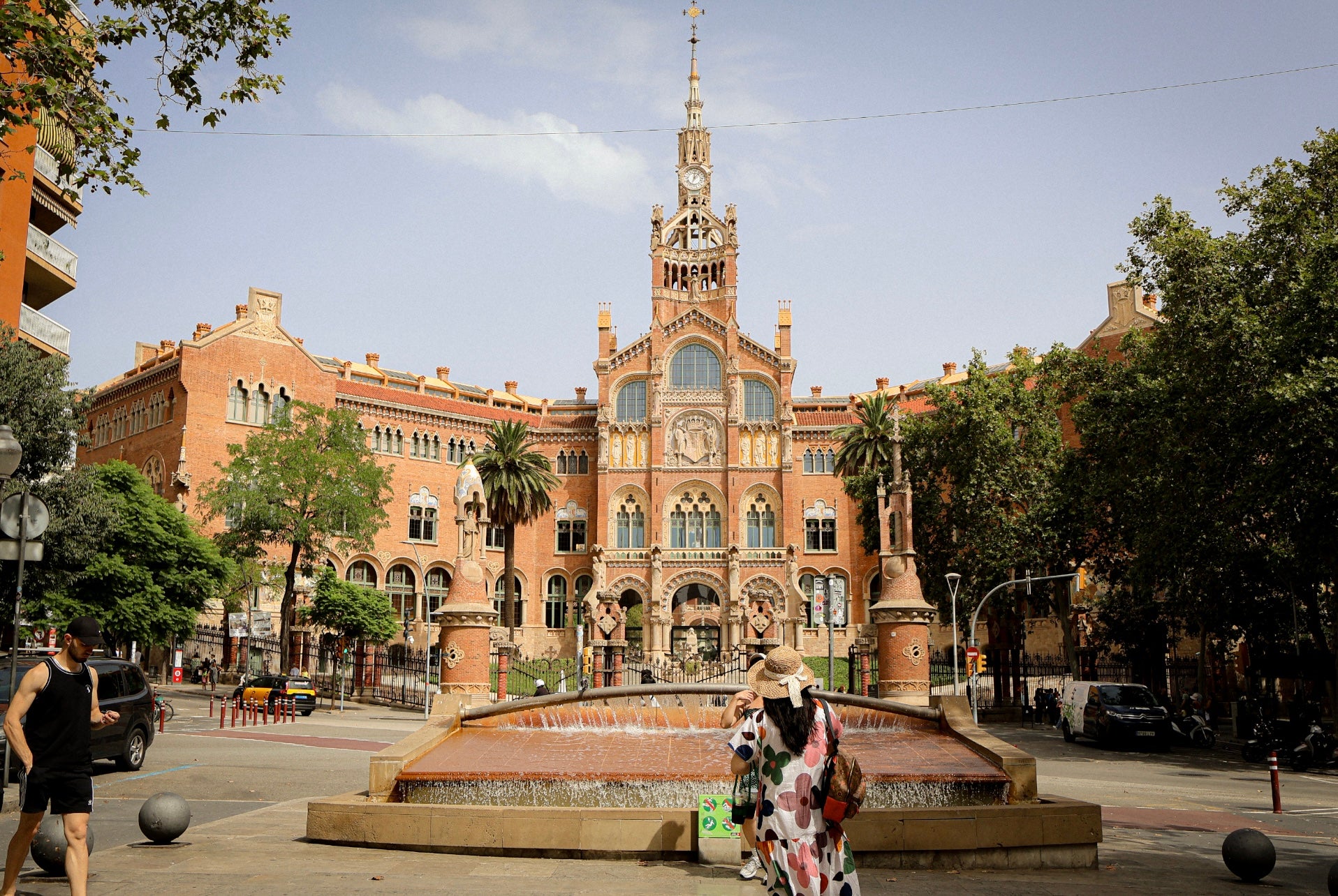La entrada del Recinto Modernista de Sant Pau sigue recibiendo visitantes en los últimos días de agosto. / Marta Cardenal