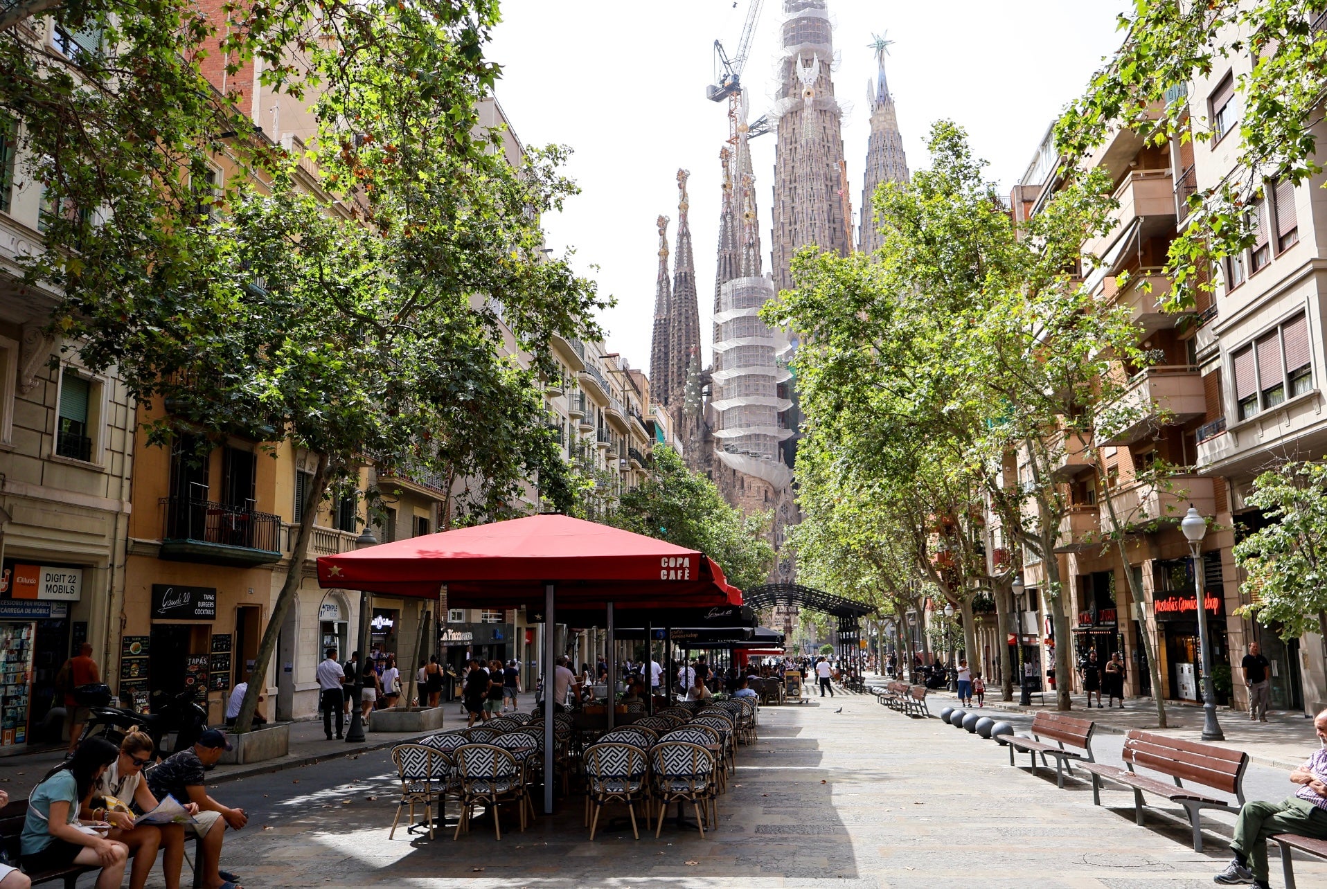 Imagen tomada desde la avenida de Gaudí, con la Sagrada Familia al fondo y peatones paseando / Marta Cardenal
