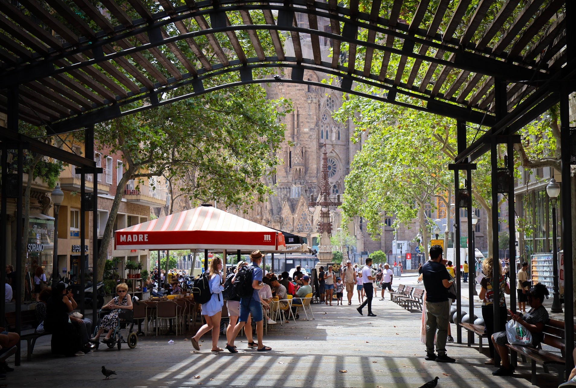 Turistas paseando por las calles cercanas a la Sagrada Familia. / Marta Cardenal