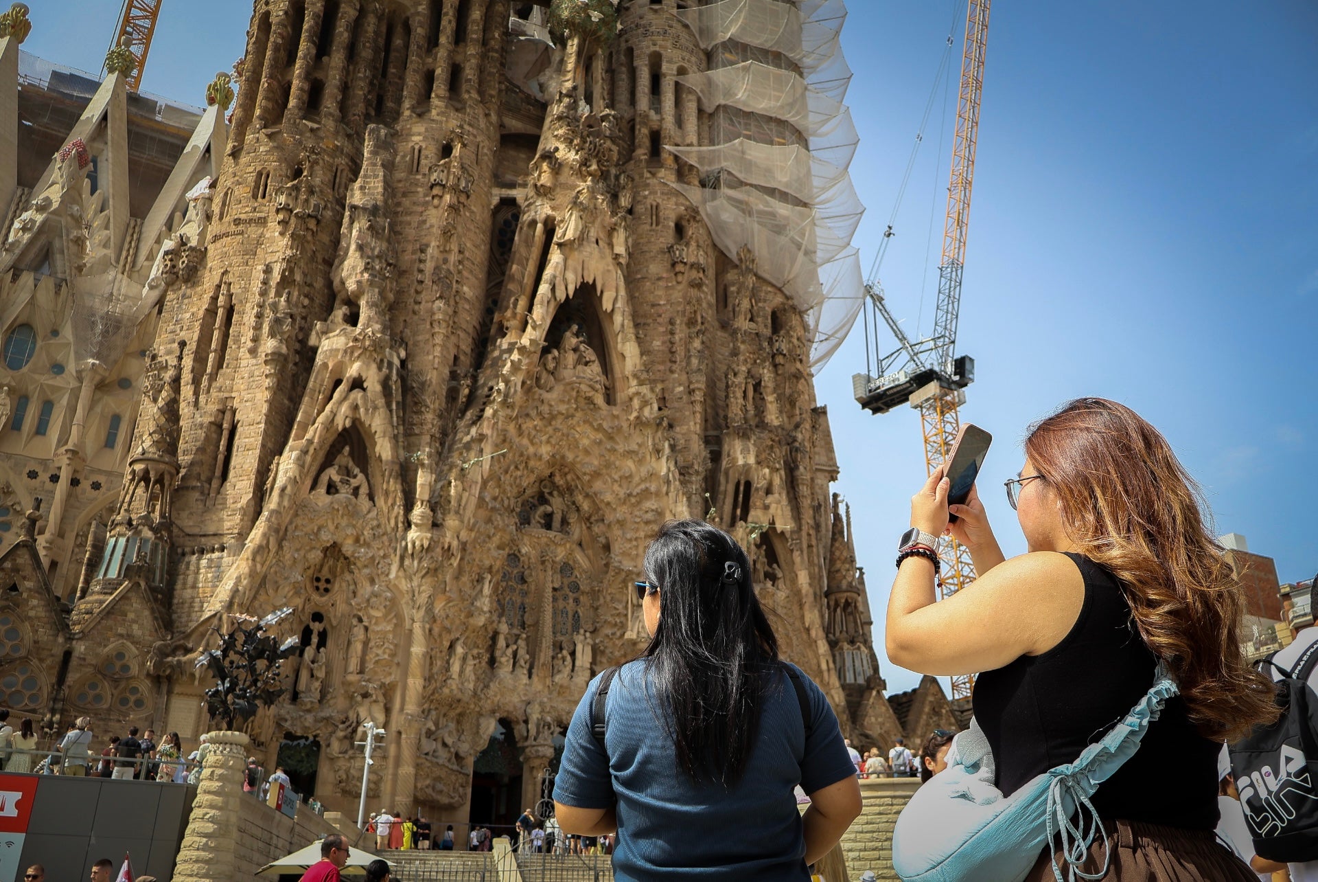 A finales de agosto, la Sagrada Familia sigue siendo escenario de fotografías de los turistas. / Marta Cardenal