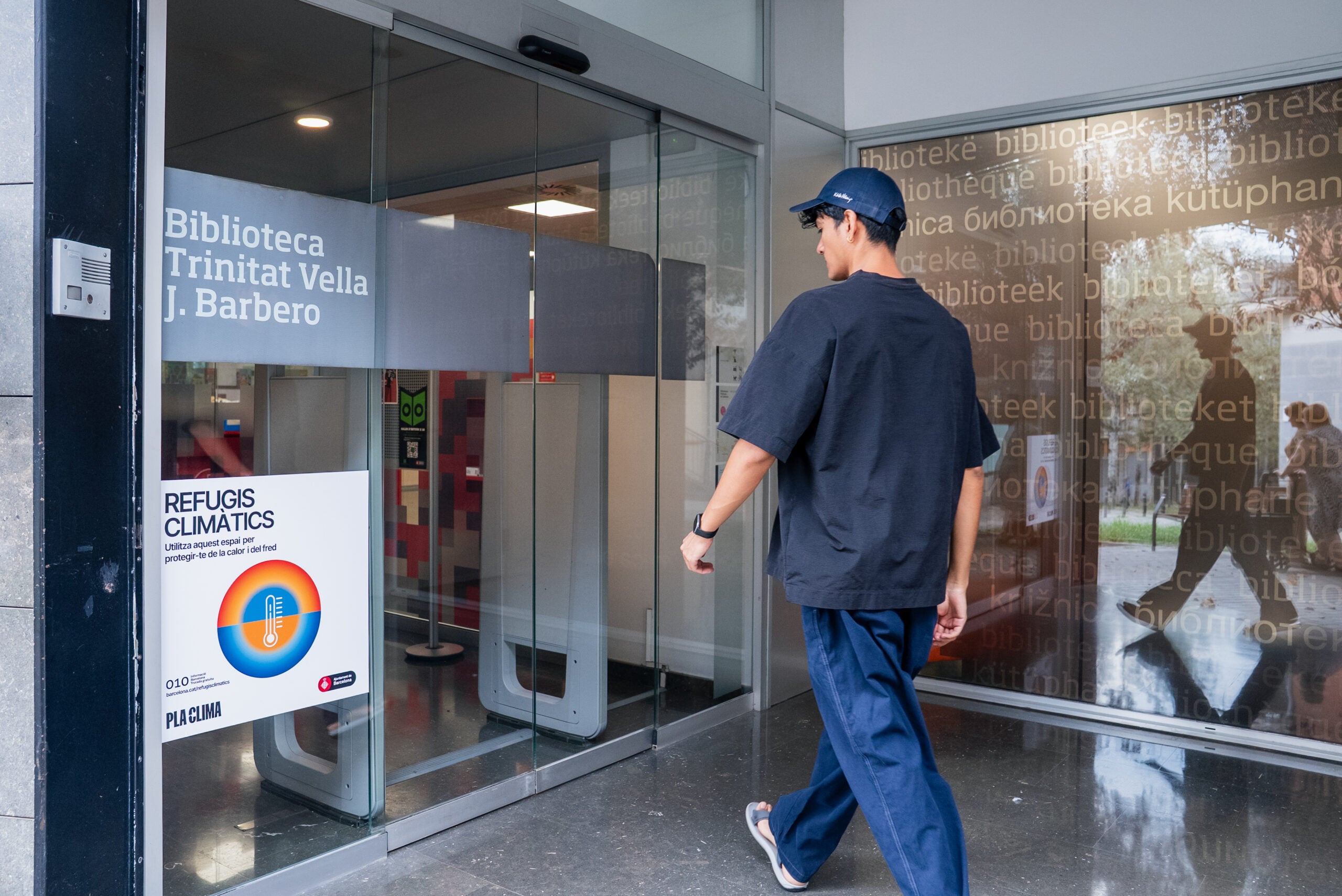 Un chico entra en una biblioteca que actúa como refugio climático | Ajuntament