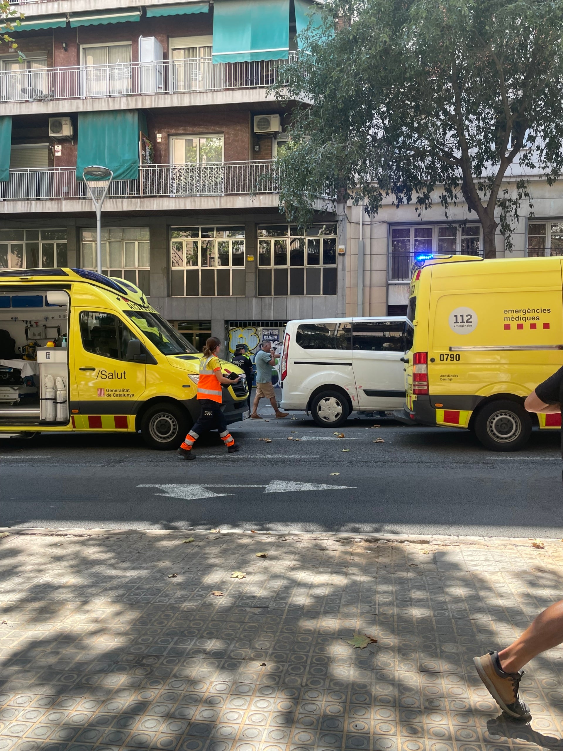 Dispositivo policial y de equipos de emergencias frente al edificio del número 317 de la calle de la Independència / A.R.