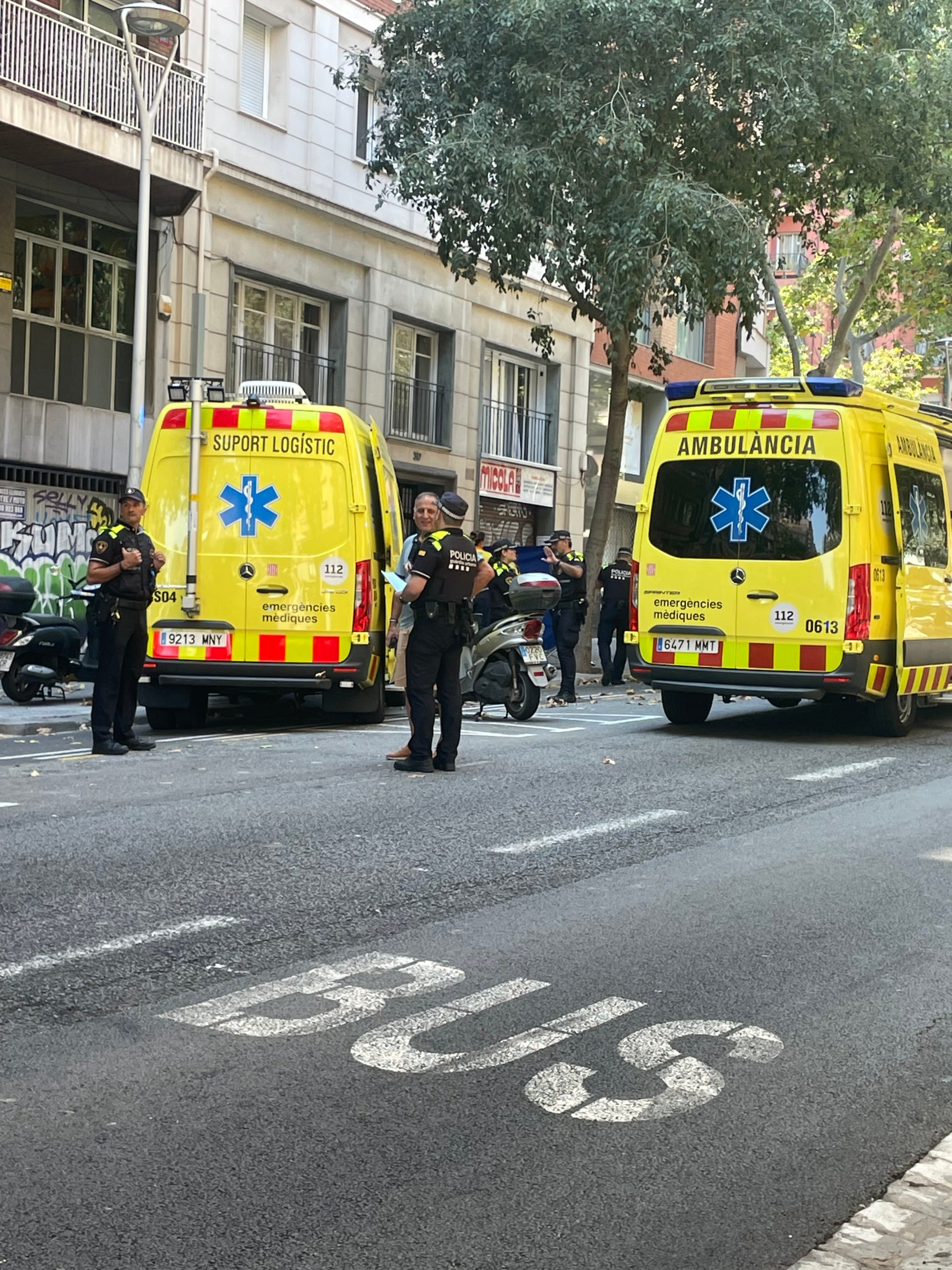 Dispositivo policial y de equipos de emergencias frente al edificio del número 317 de la calle de la Independència / A.R.