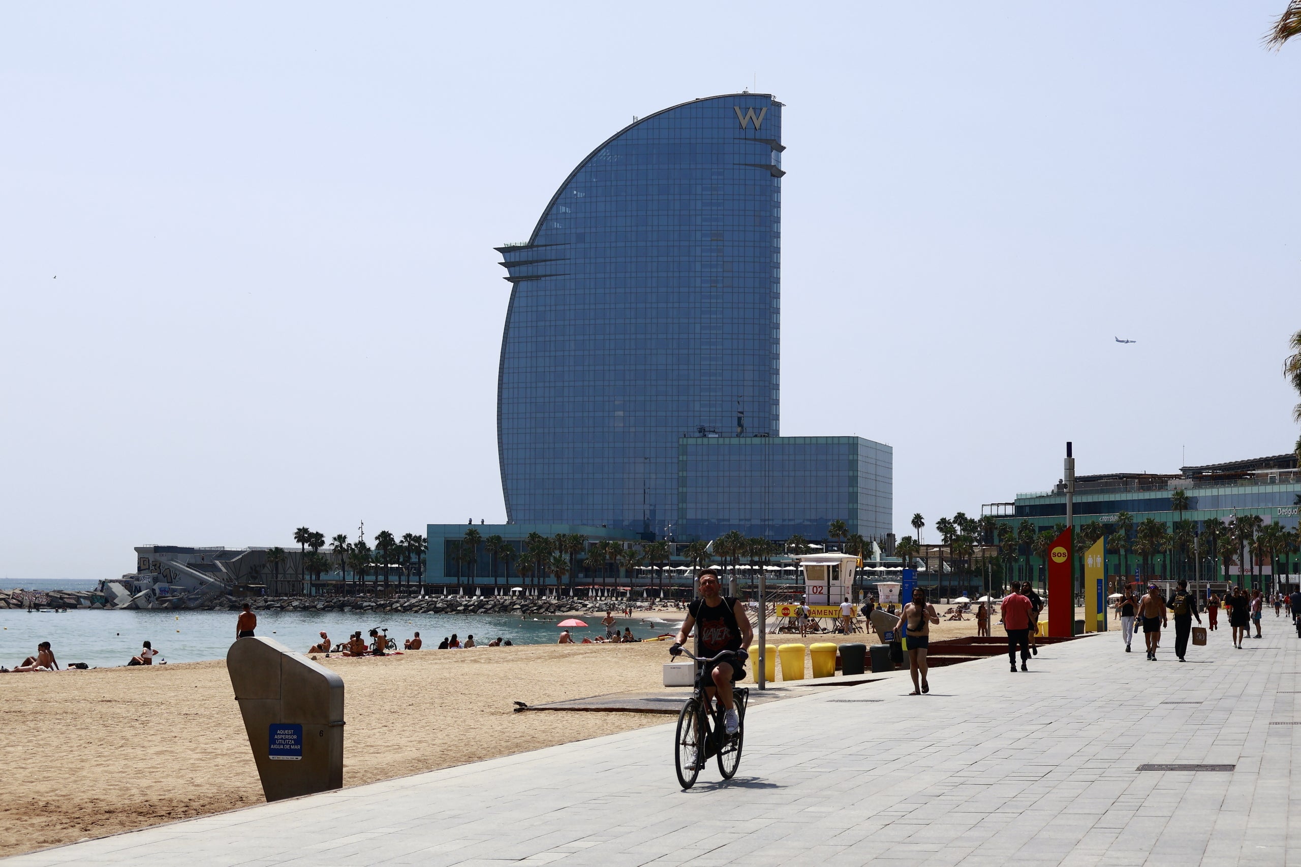 Esport i calor. La gent aprofita per fer esport al passeig de la platja de la Barceloneta. / Marta Cardenal 