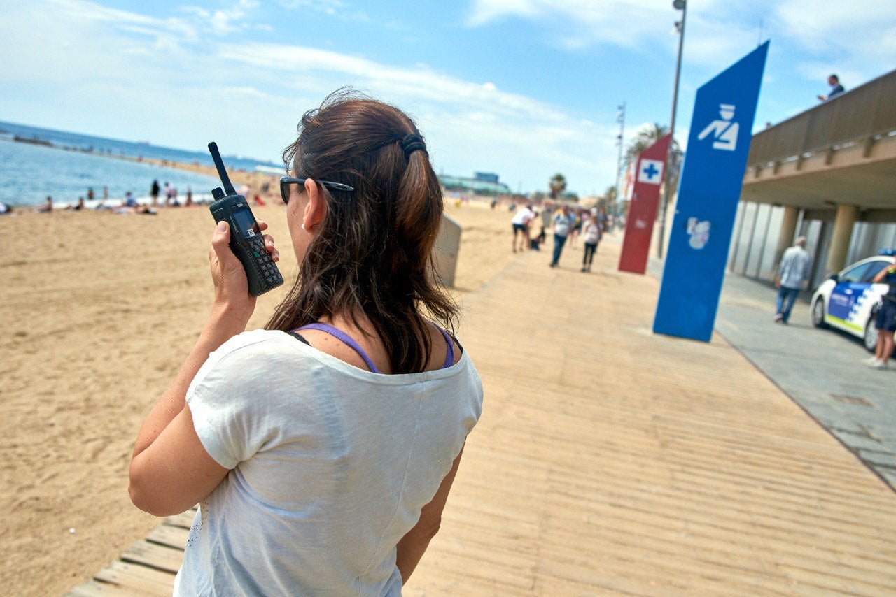 Imatge d'arxiu d'una agent de platges de paisà de la GUB | Guàrdia Urbana