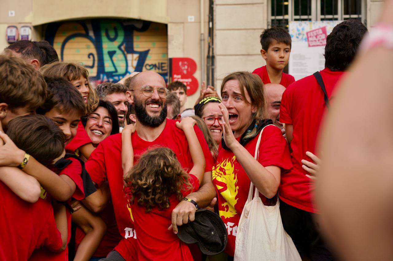 Els veïns de Progrés celebren la victòria al concurs de guarnits de la Festa Major de Gràcia / Mireia Comas