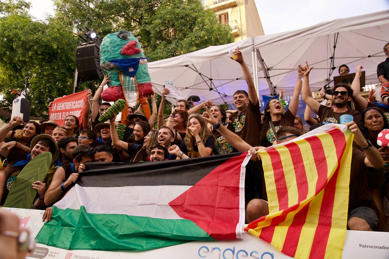Los vecinos de la calle de la Perla, con una senyera y una bandera palestina / Mireia Comas