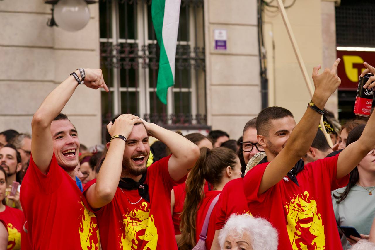 Los vecinos de Progrés celebran la victoria en el concurso de adornos de la Fiesta Mayor de Gràcia / Mireia Comas
