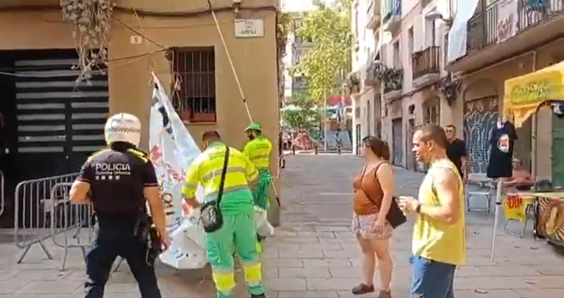 Imagen de archivo de los agentes de la Guardia Urbana retirando las pancartas | La Barraqueta