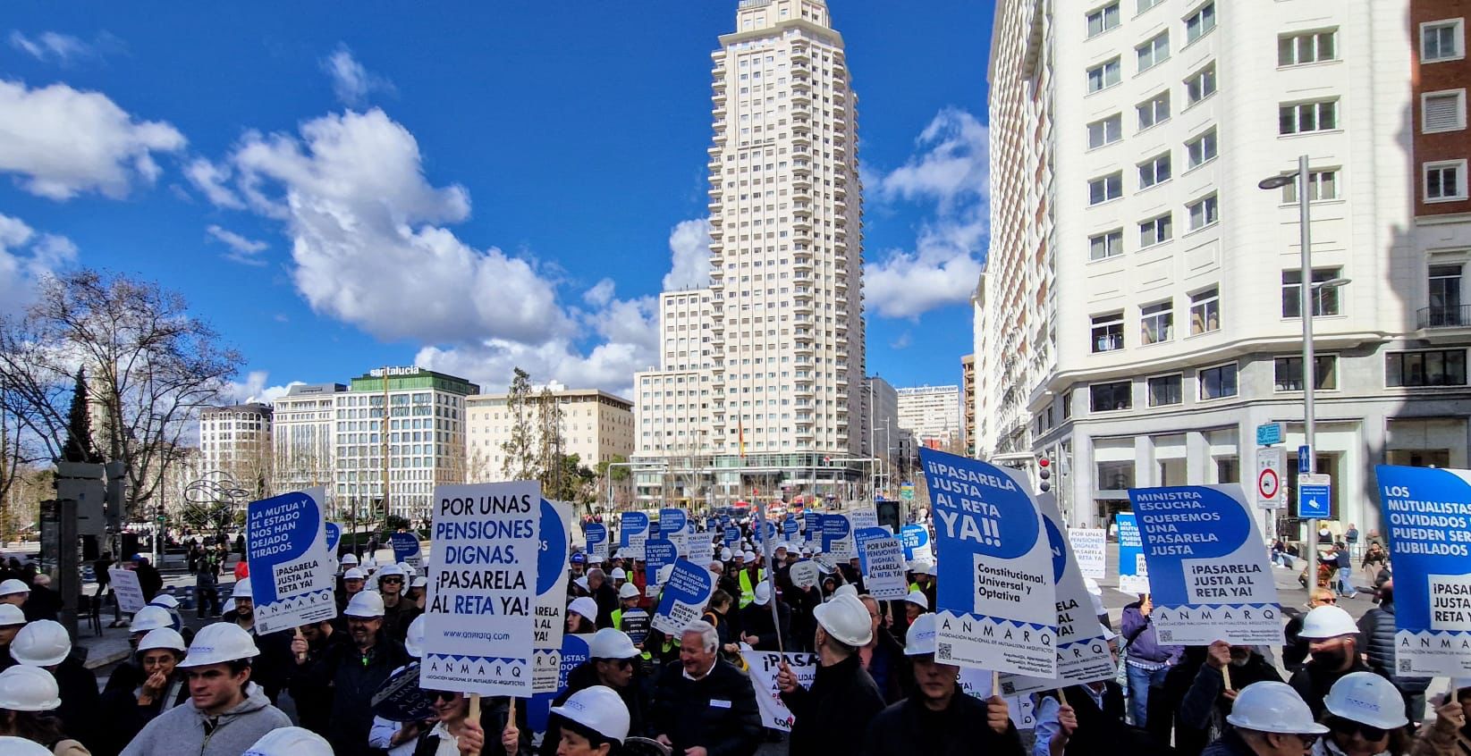 Una de les manifestacions dels diferents col·lectius afectats per les pensions, com els arquitectes, que va tenir lloc a Madrid fa uns mesos / ANMARQ