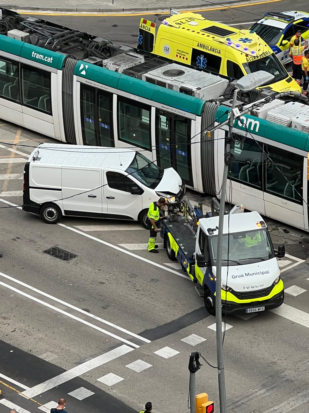 La furgoneta al sinistre de la Diagonal que implica el Tram / Jordi Català