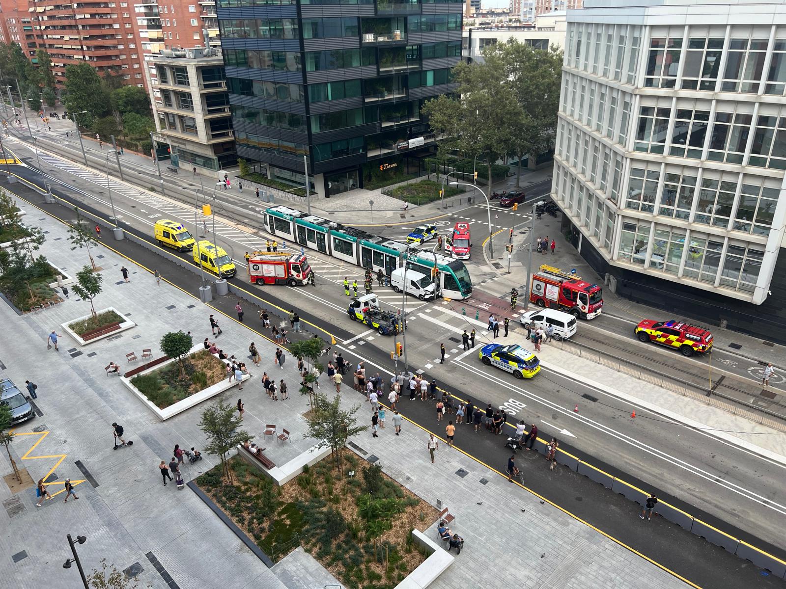 La furgoneta al sinistre de la Diagonal que implica el Tram / Jordi Català