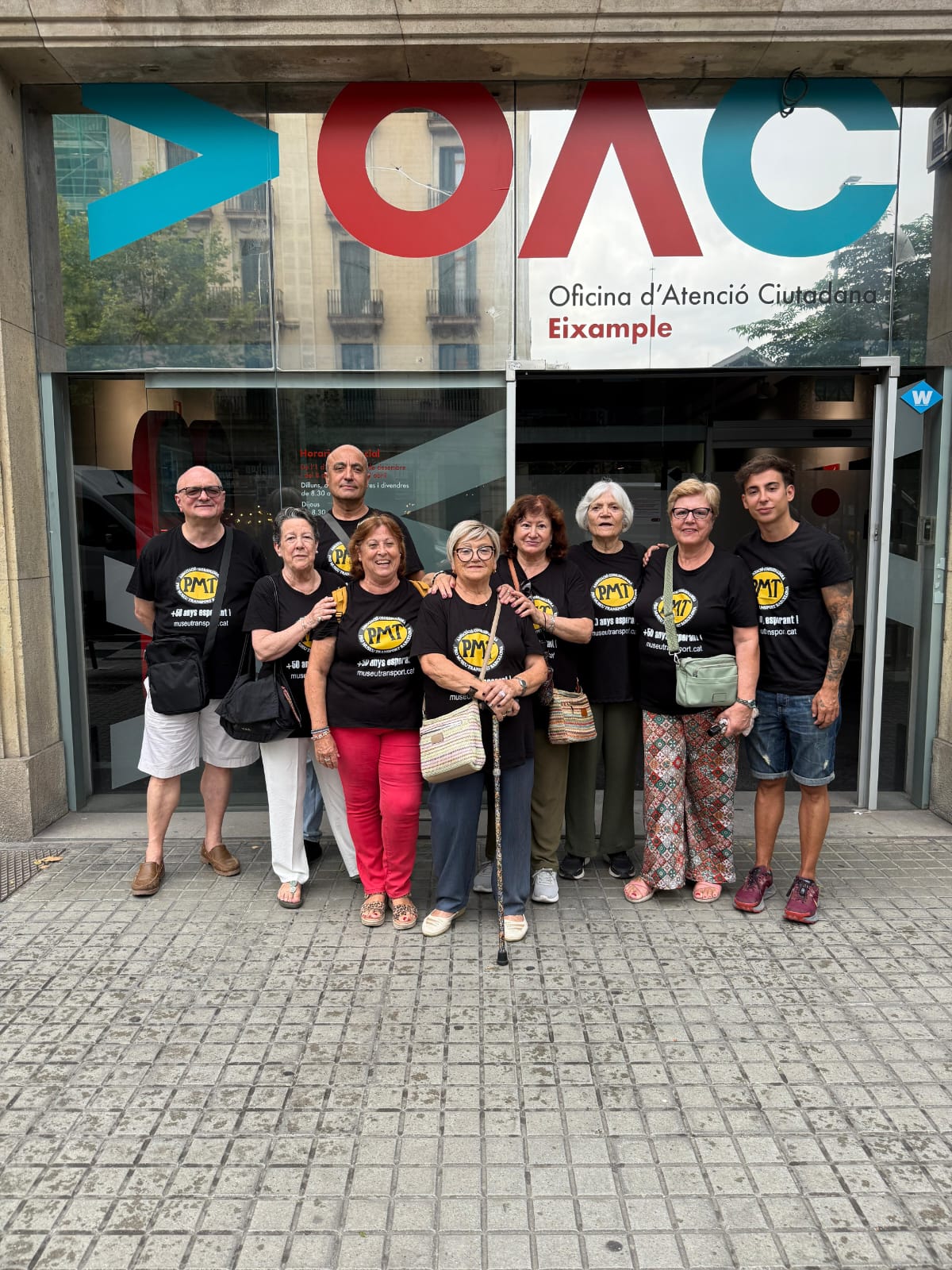 Alguns dels membres de l’Associació Coordinadora Pro Museu del Transport de Barcelona després de registrar les signatures obtingudes aquesta setmana / Associació Coordinadora Pro Museu del Transport de Barcelona