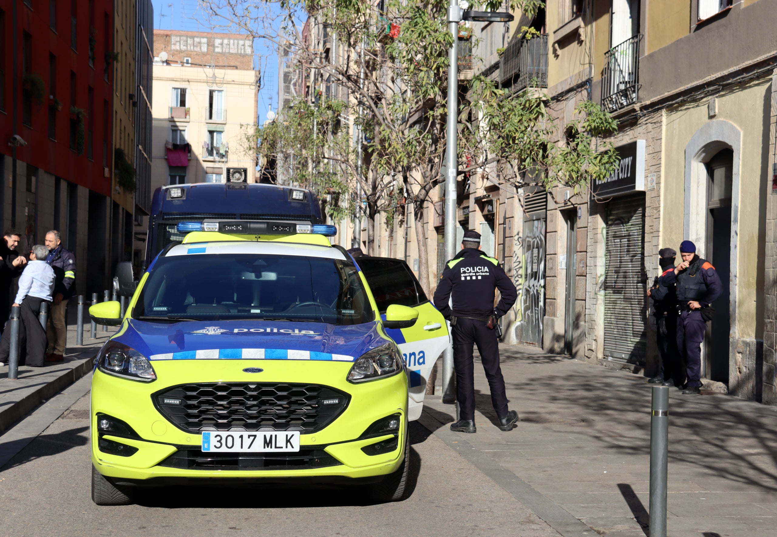 Dispositivo policial contra un grupo criminal asentado en Barcelona dedicado al tráfico de seres humanos. | Nazaret Romero (ACN)