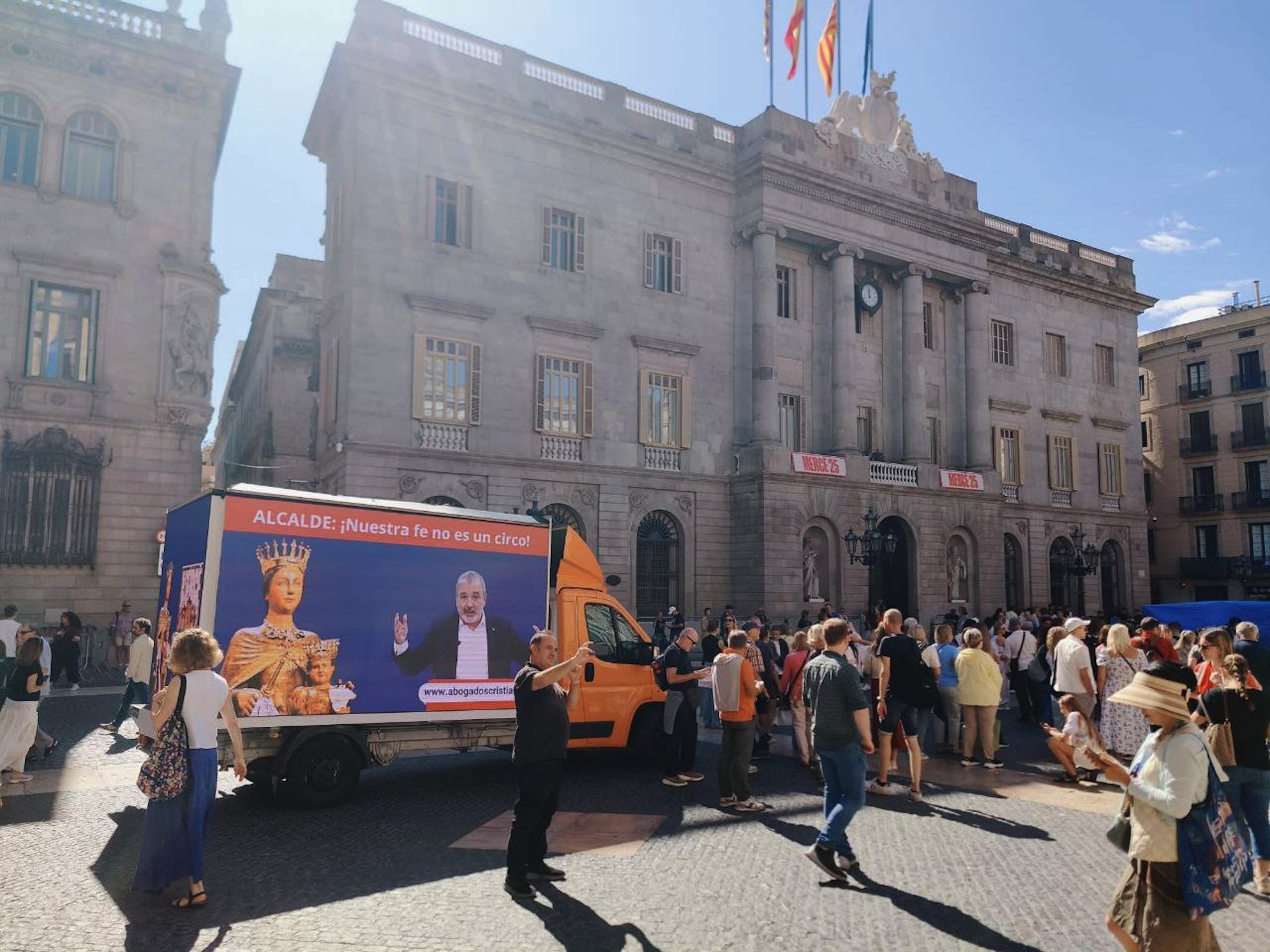 Imagen del camión de Advocats Cristians en la plaza Sant Jaume | Advocats Cristians (ACN)