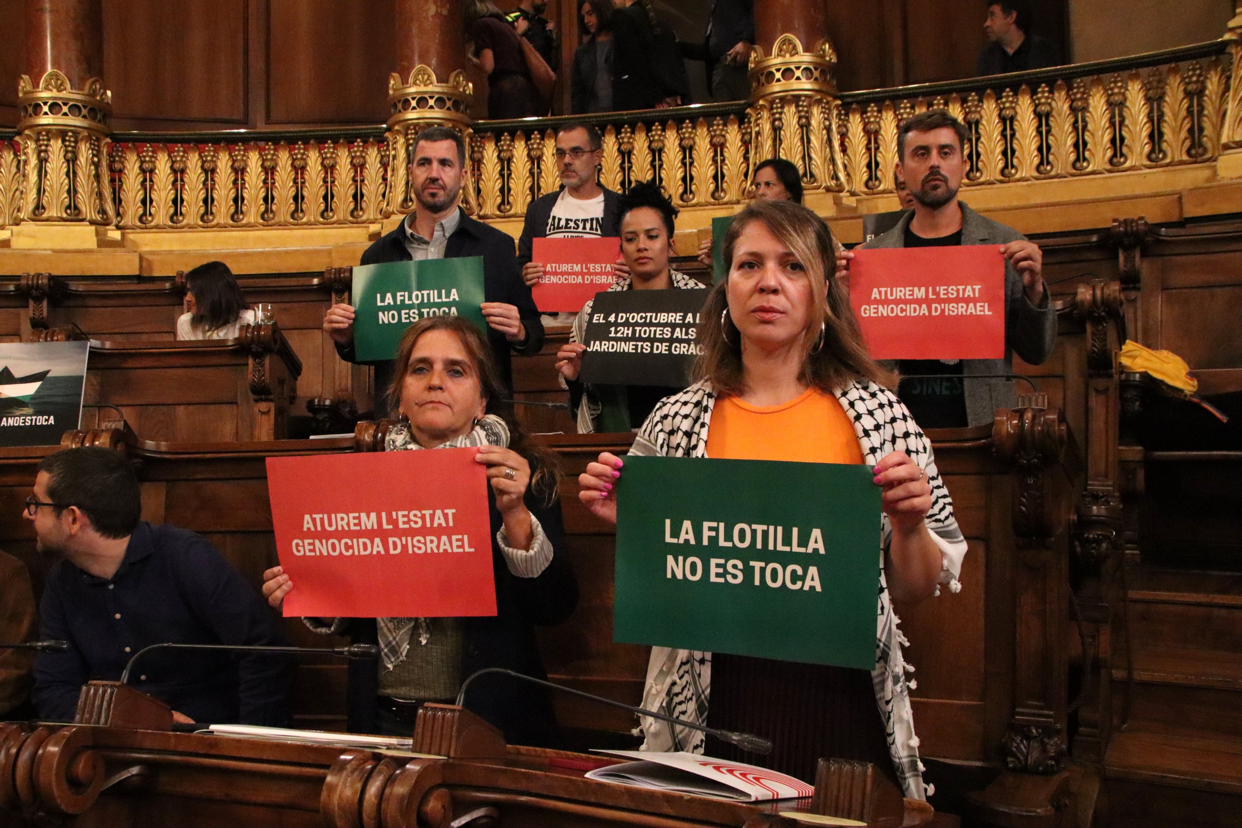 Els regidors de BComú, al ple, amb cartells en suport a la Flotilla
/ Blanca Blay (ACN)
