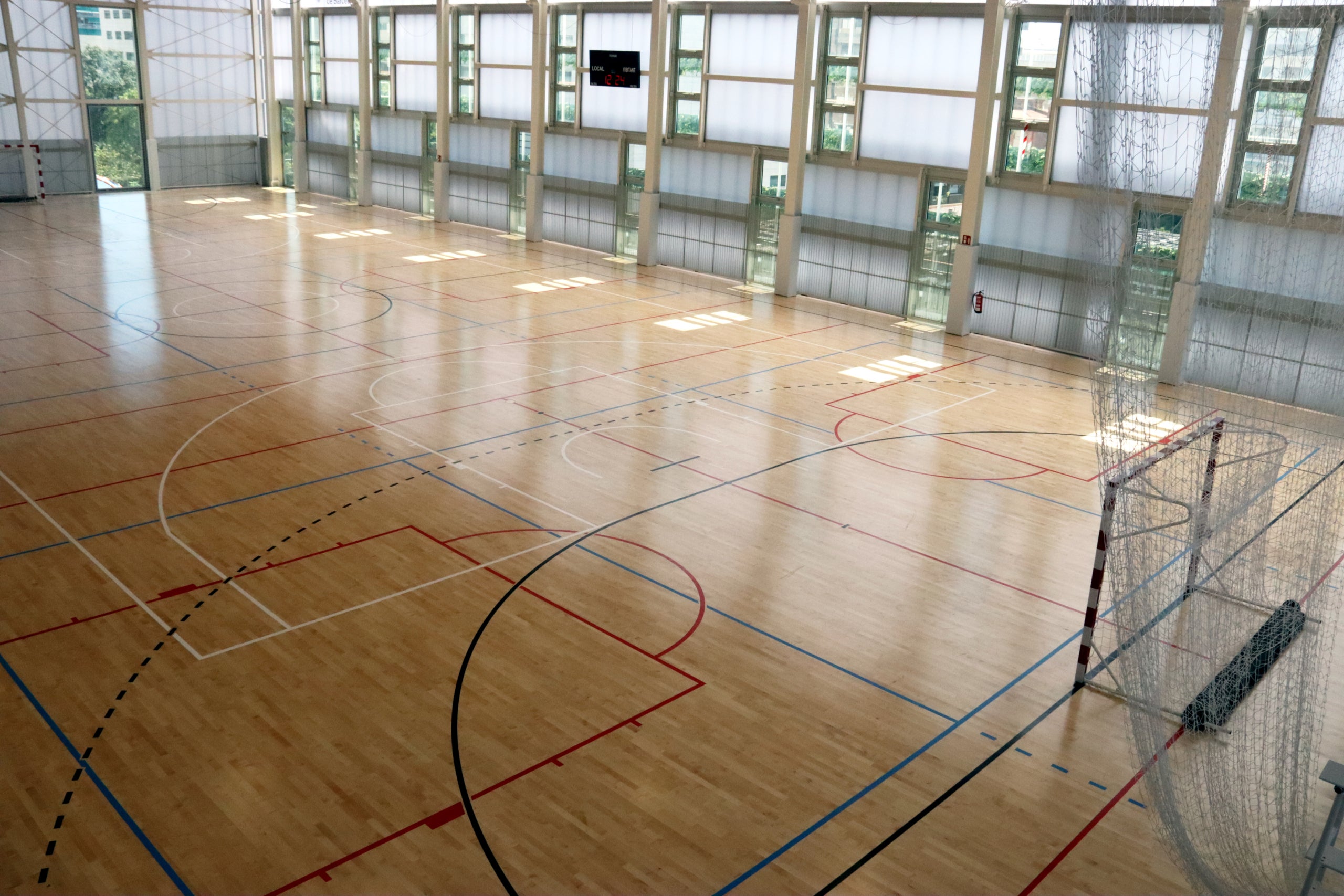 L'Illa Diagonal ha recuperado su pabellón deportivo después de dos años de obras y doblando la capacidad del anterior / Nazaret Romero (ACN)