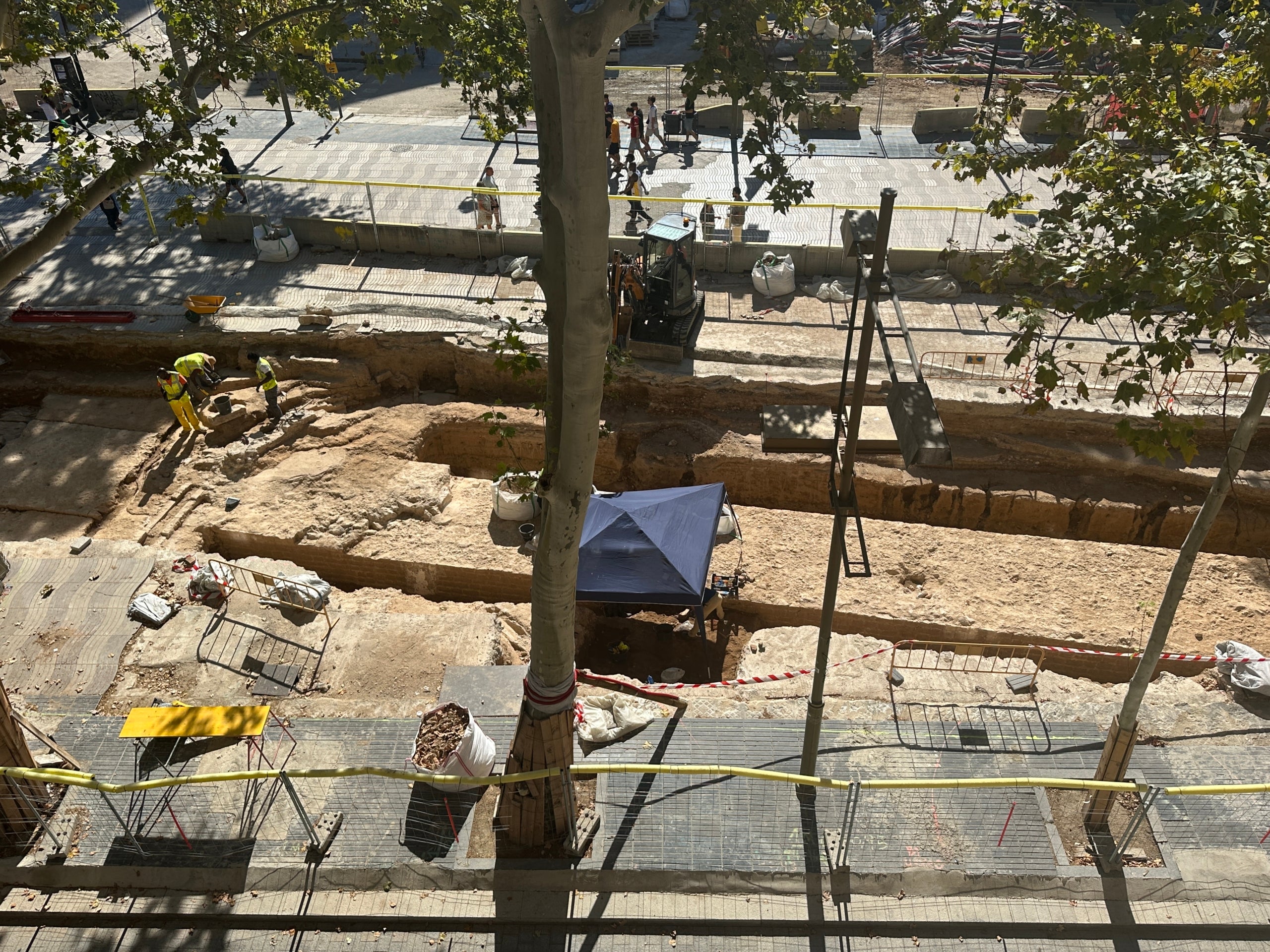 El tram de cinquanta metres de la muralla medieval del segle XIV que ha aparegut a les obres de la Rambla / Ajuntament de Barcelona