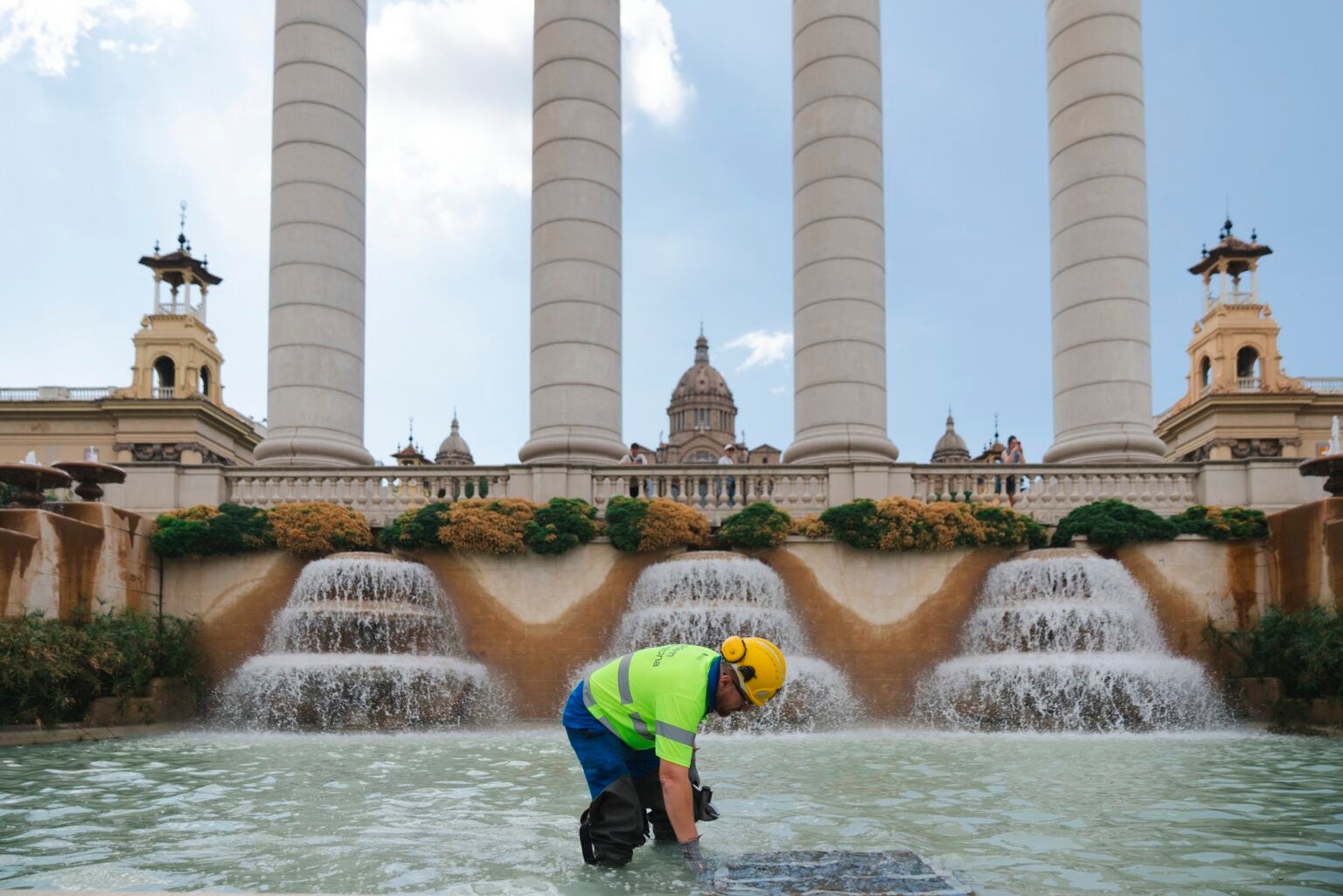 Un operari revisa la Font Màgica de Montjuïc, que tornarà a brollar per la Mercè / Ajuntament de Barcelona