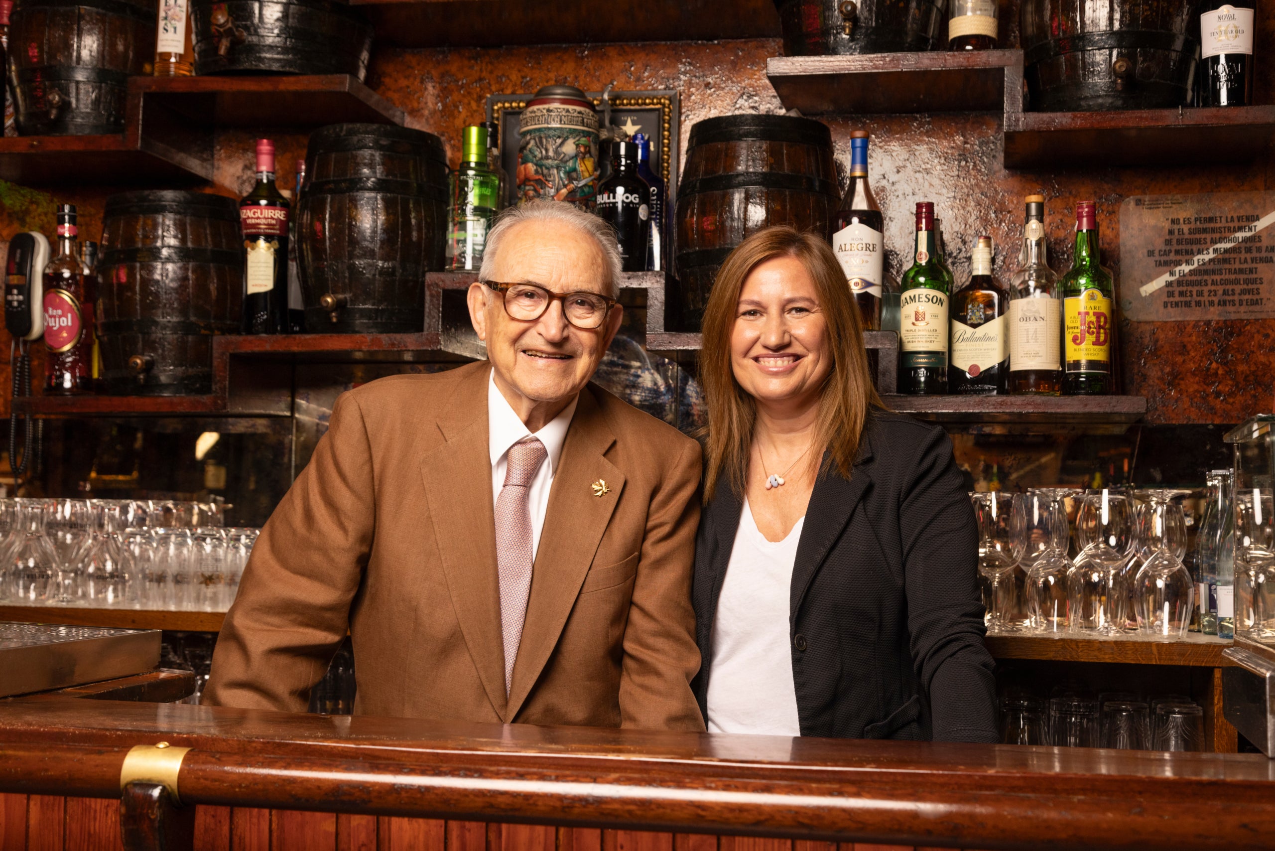 Isidre Gironès, president d’honor del Gremi de Restauració, amb Núria Solà, nova presidenta de l’entitat / Arnau Rovira/Gremi de Restauració
