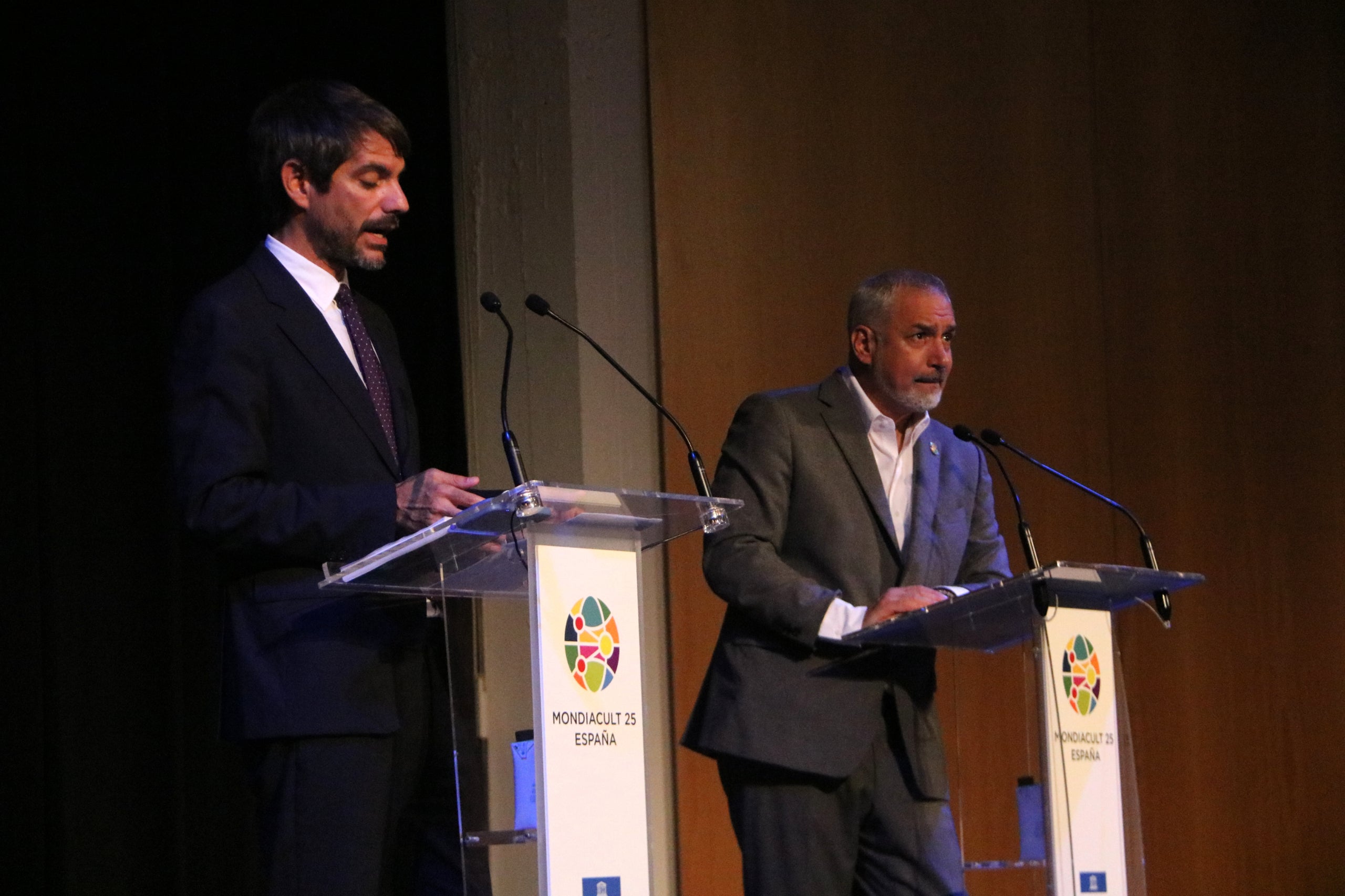 El ministre de Cultura, Ernest Urtasun, i el subdirector general de la UNESCO, Ernesto Ottone, presentant el Mondiacult 2025 / ACN