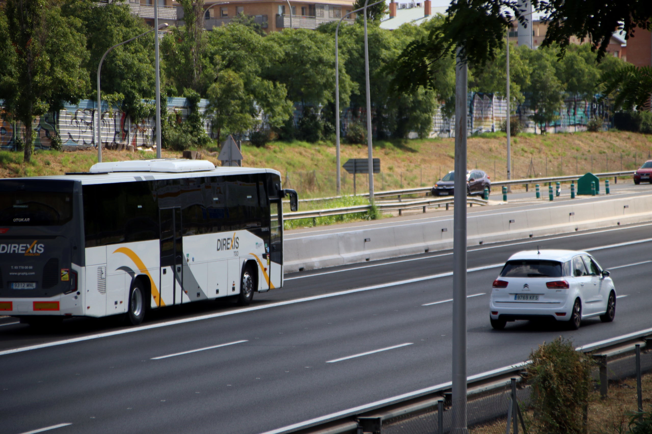 Un bus interurbà, a l'altura de Sant Just Desvern, en direcció a Barcelona / ACN-Blanca-Blay