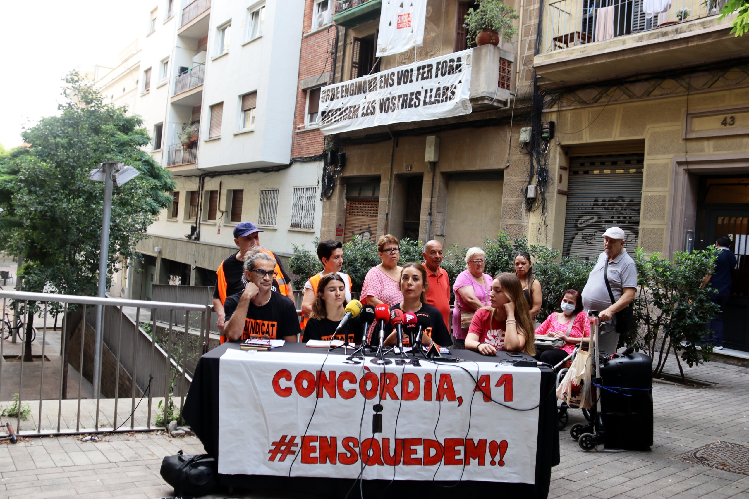 Veïns del número 41 del carrer de la Concòrdia del Poble-sec es planten contra la immobiliària que els vol fer fora de l'edifici on fa dècades que resideixen / Natzaret Romero (ACN)