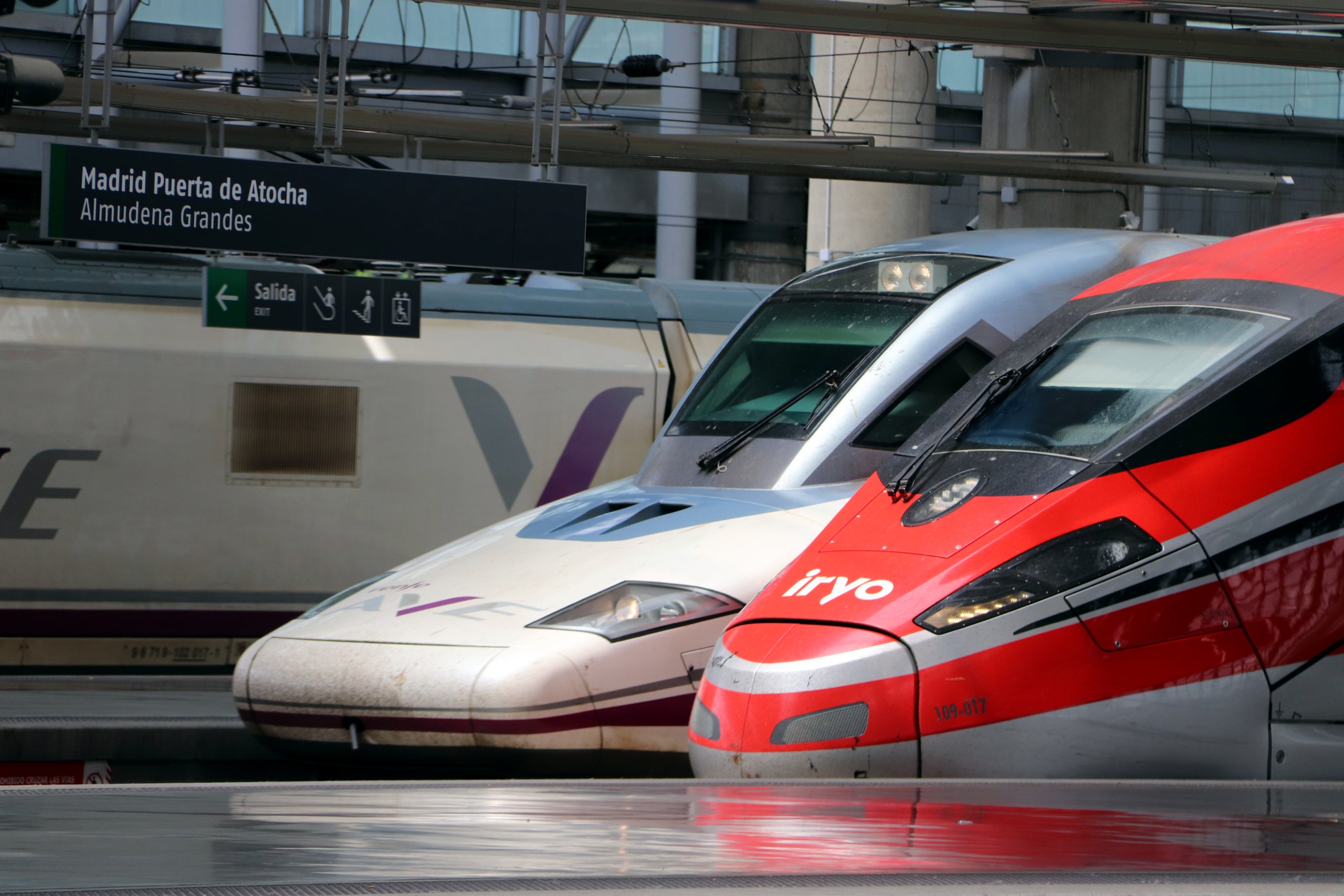 Varios trenes de alta velocidad en la estación de Atocha de Madrid / ACN
