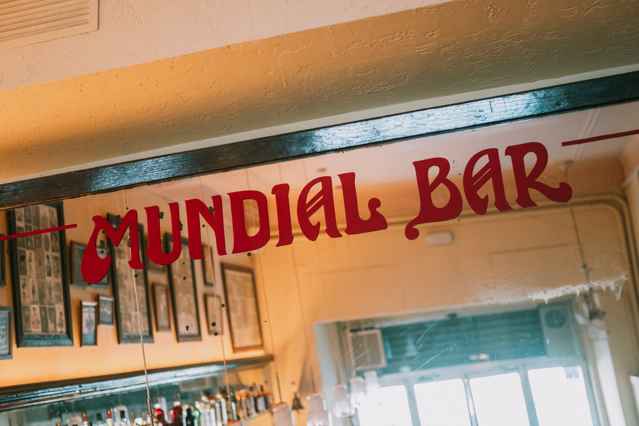 Interior del Mundial Bar, un establiment centenari del barri de Sant Pere, Santa Caterina i la Ribera que ha reobert després de quatre anys tancat / Grup Confiteria