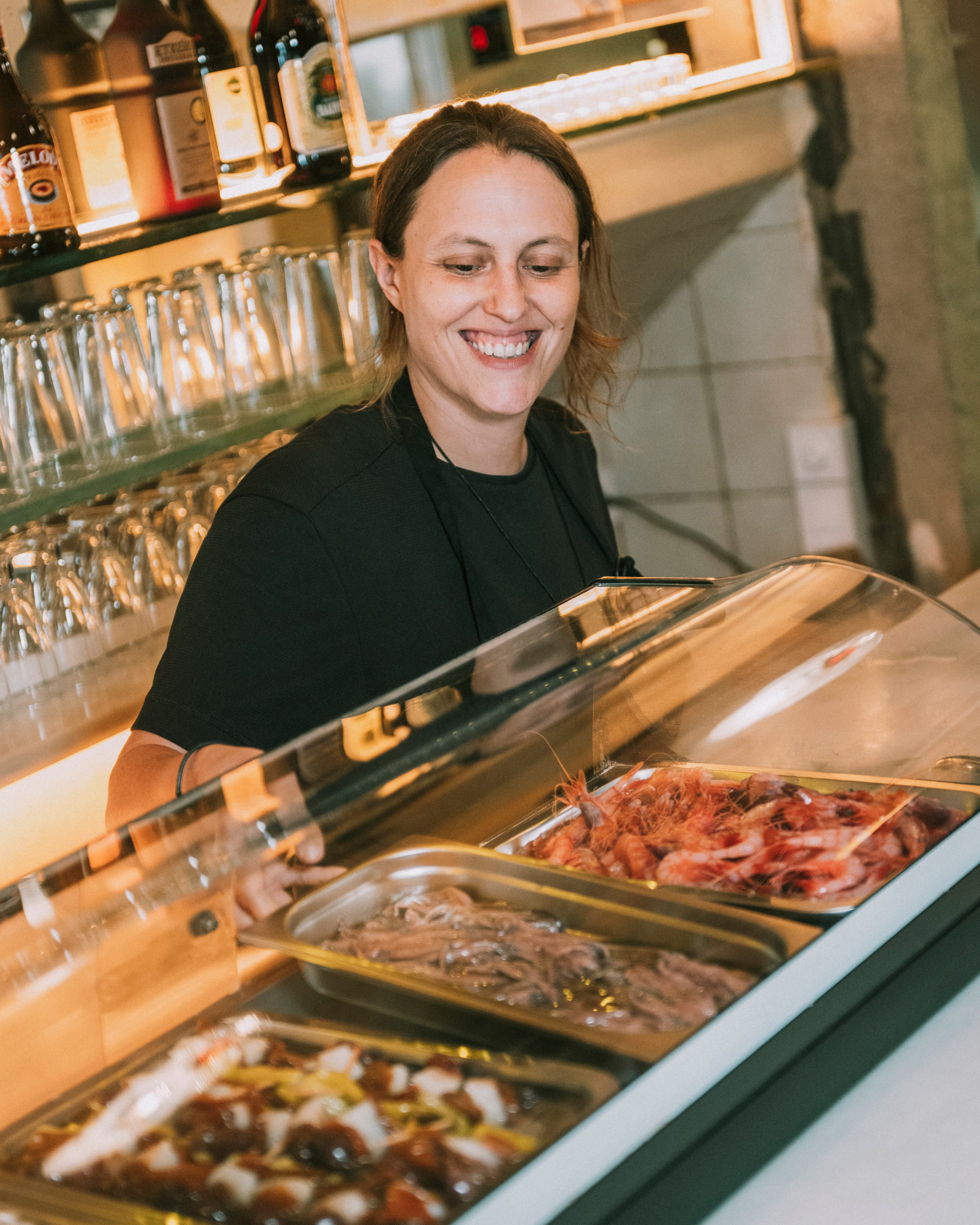 La xef Cristina Pérez, al capdavant del Mundial Bar, un establiment centenari del barri de Sant Pere, Santa Caterina i la Ribera que ha reobert després de quatre anys tancat / Grup Confiteria