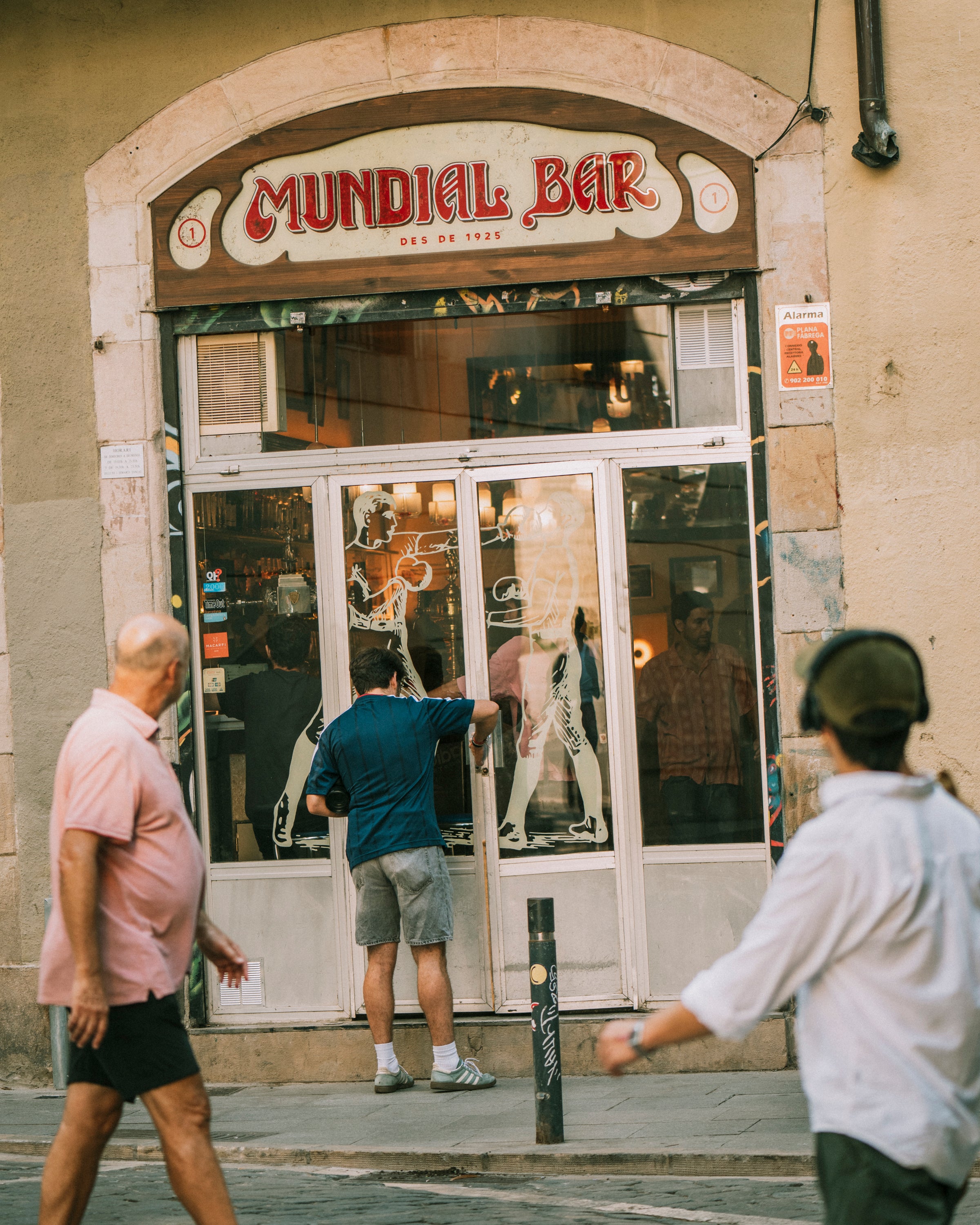 Exterior del Mundial Bar, un establiment centenari del barri de Sant Pere, Santa Caterina i la Ribera que ha reobert després de quatre anys tancat / Grup Confiteria