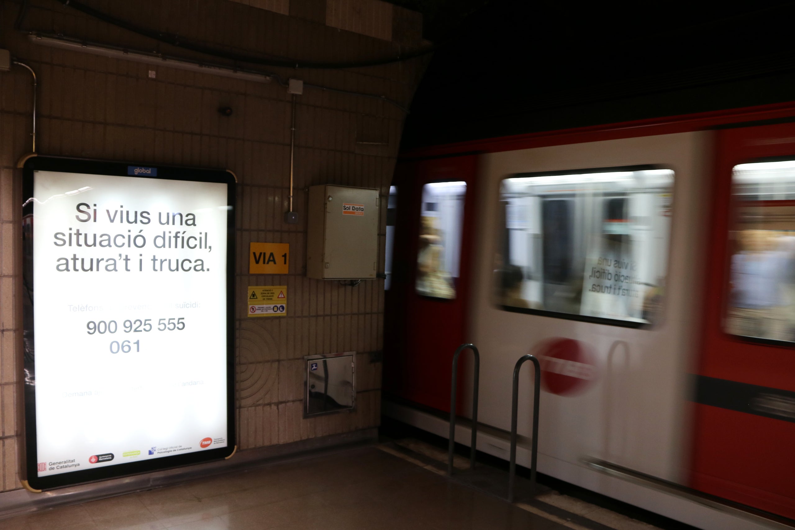 El cartel de la campaña de prevención del suicidio, en la estación de metro de Guinardó-Hospital de Sant Pau de la L4 | Jordi Bataller (ACN)