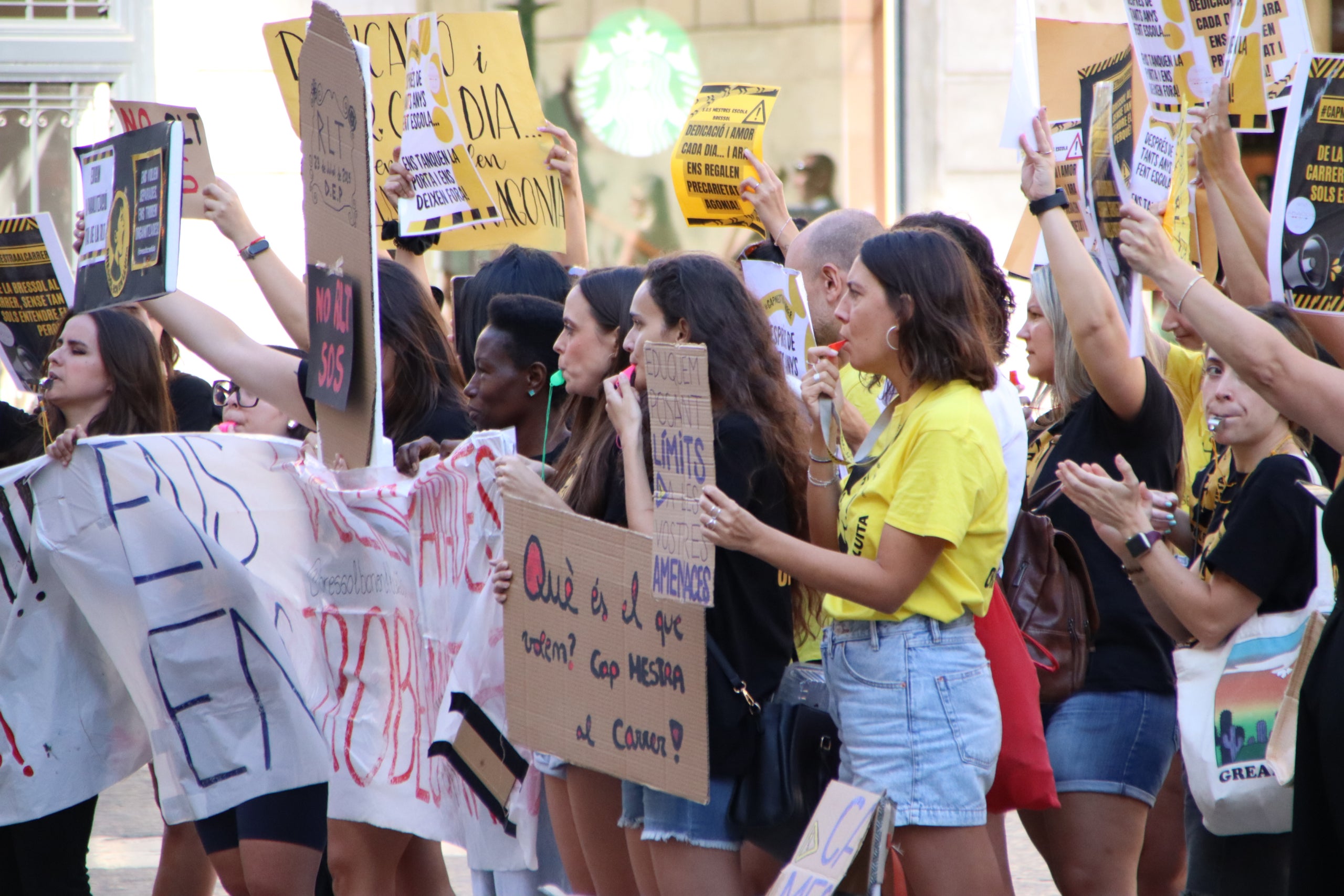 Personal de las escuelas infantiles protestando en la plaza Sant Jaume
| Blanca Blay