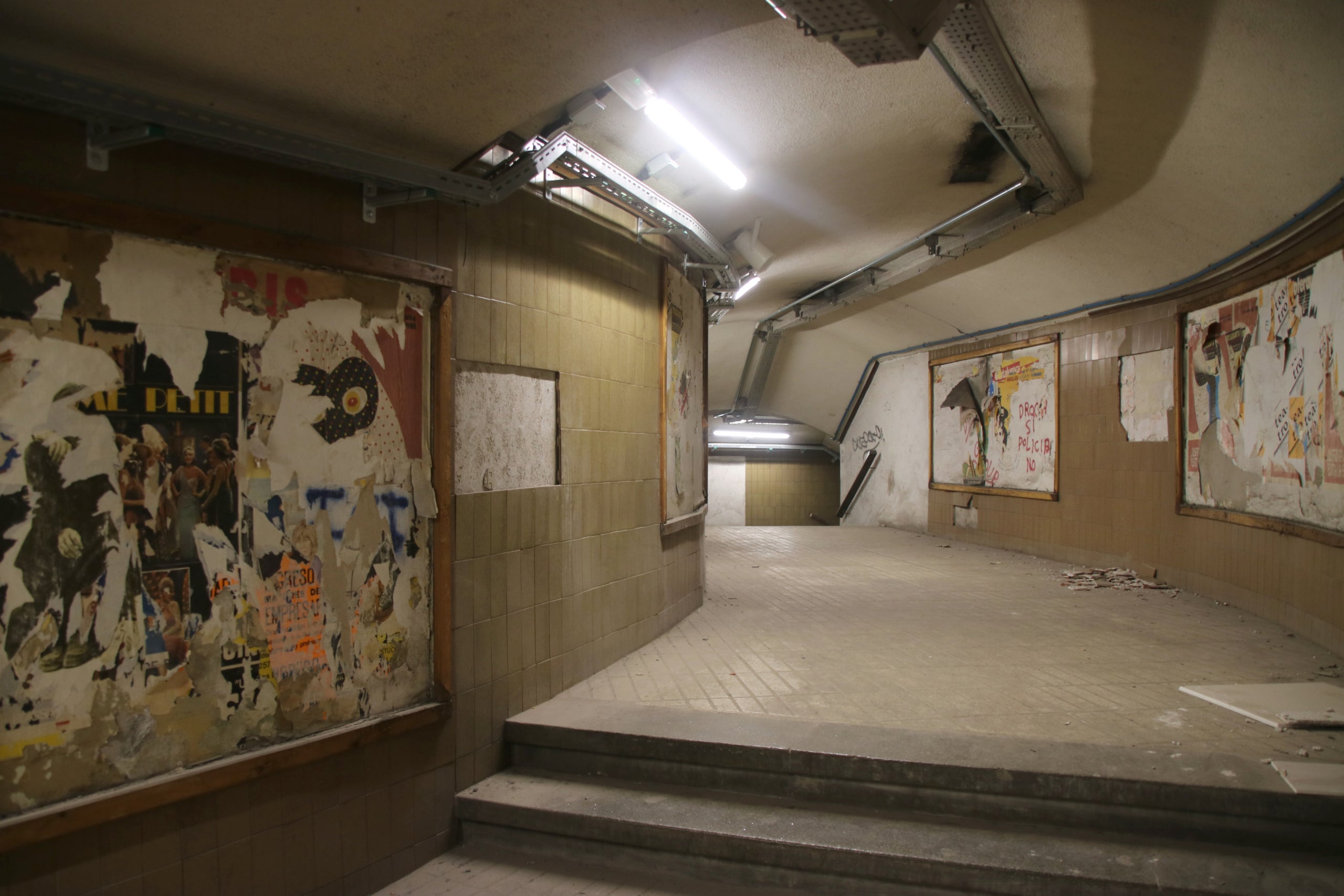 Uno de los accesos a los andenes del metro de la estación de Catalunya, en un pasillo antiguo que está cerrado al público / Albert Hernàndez (ACN)