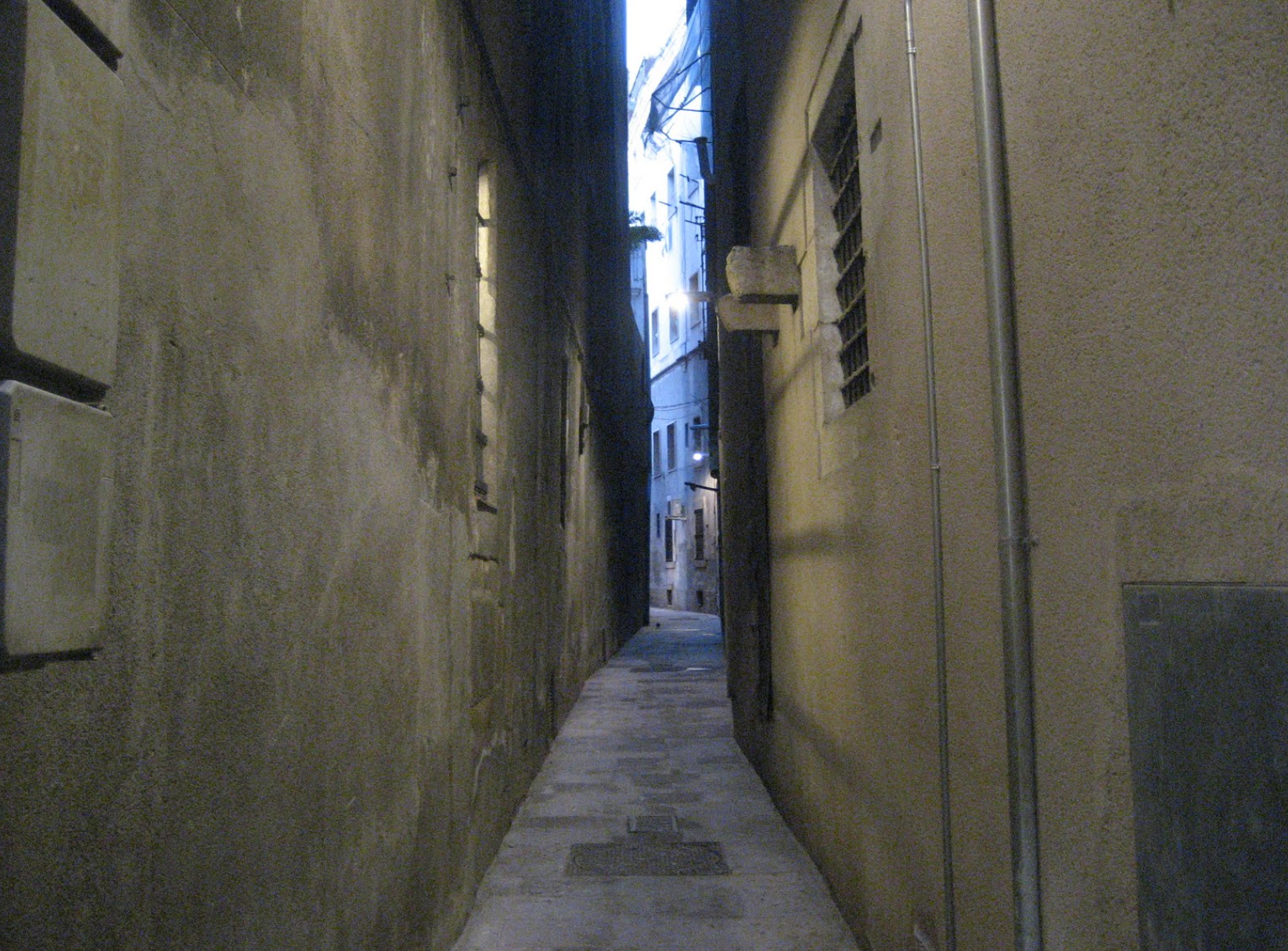 El carrer de les Mosques, el més estret de Barcelona