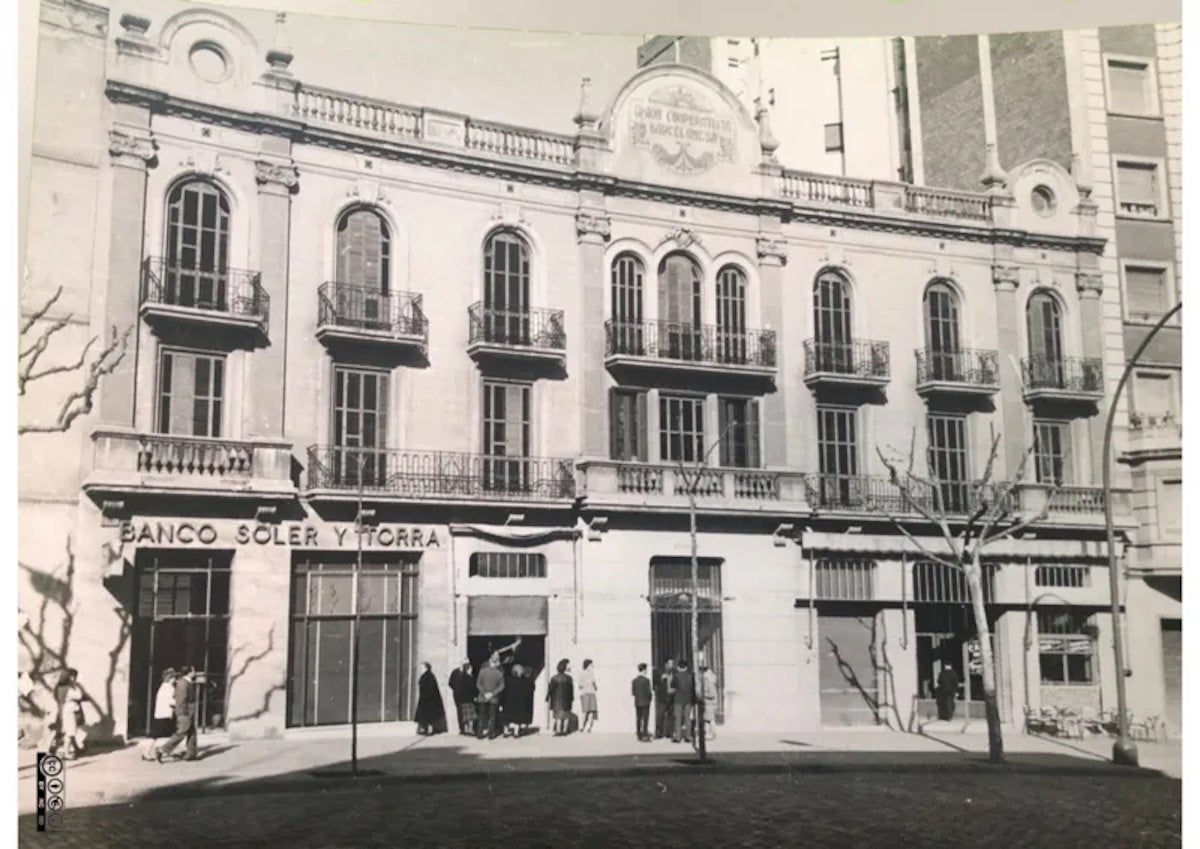 Edifici central de la Unió Cooperatista Barcelonesa fotografiat l'any 1962, quan el compra l'Arquebisbat de Barcelona / ADB, fons Parròquia Sant Isidor